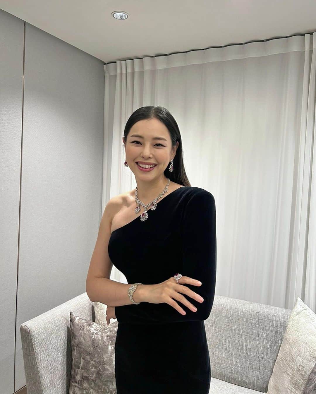 のインスタグラム：「대를 이은 다미아니의  최고의 세공력과 디자인, 원석의 멋진 향연.  간만에 보석다운 보석을 본 느낌🙏🧡 . Thanks to @damianiofficial  @giorgiograssidamiani」