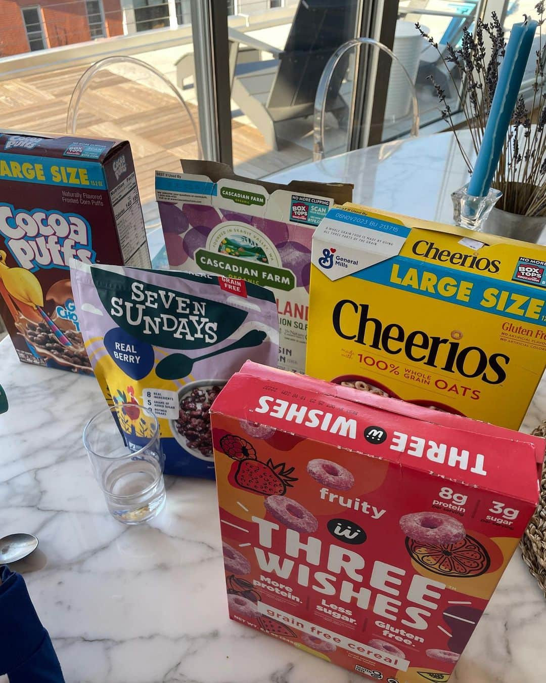 クレア・コフィーのインスタグラム：「welcome to our house, where all your dreams come true. #cerealtasting #youtoocanhaveitall #monday」