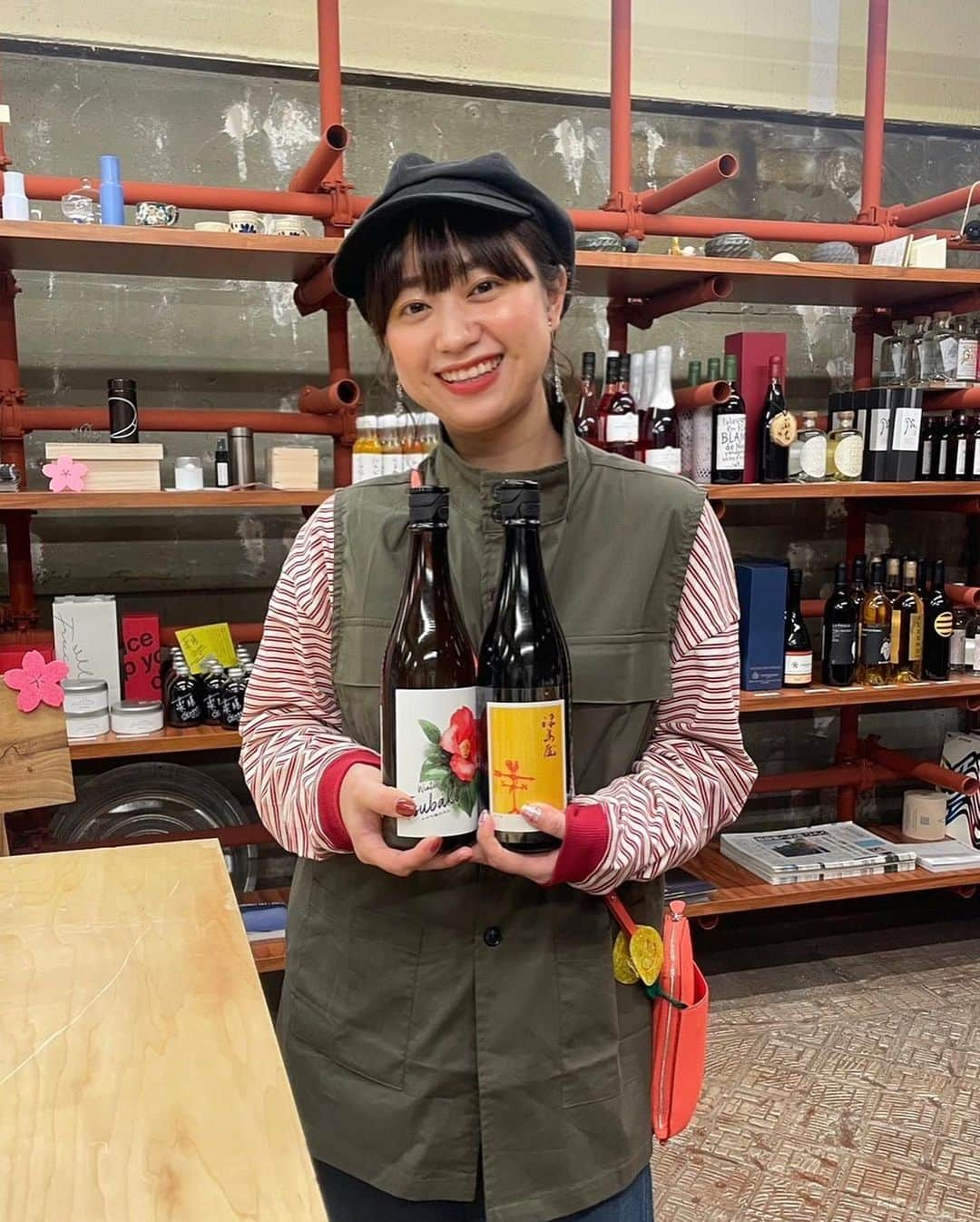 渡辺梨夏子のインスタグラム：「今年のひな祭りはフムスと日本酒🌸🍶🐇季節を感じるイベントが好き。夏祭りに続く春企画で、久しぶりに友人や豆好き？の皆さんにわたしのフムスを楽しんでもらいました〜今回もなっちゃんと一緒にいい時間。今回は色んな種類の日本酒がずらり。意外な組み合わせで楽しめたんじゃないかなって✨次も楽しみだな〜！  @natsumi_kazama  @karasu_coffee_stand   #週末記録#記憶の記録 #めも#フムスメモ #わたしのフムス #フムスと日本酒 #ひなまつり#ひな祭り」