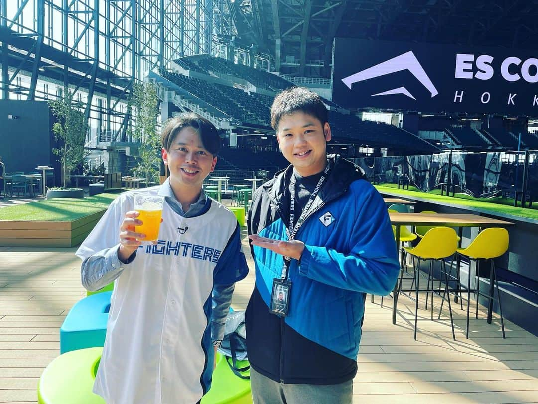 八木隆太郎のインスタグラム：「エスコンフィールド大公開⚾️  要素多すぎて💦まずは ビール醸造所兼レストランの「そらとしば」🍺  Fビレッジでしか飲めない クラフトビールは3種類。 とくにプレイボールエールは 青い空と芝を感じながら一杯目に飲んでもらいたいビールだそう🍺　飲んで納得😳  このクオリティで球場内で 800円でクラフトビールを飲めるのは醸造所併設だからだそう。  3月14日から飲めます！ 明日以降もエスコンフィールドをリポートしていきますね😊  #エスコンフィールド北海道  #新球場 #北広島 #ボールパーク」