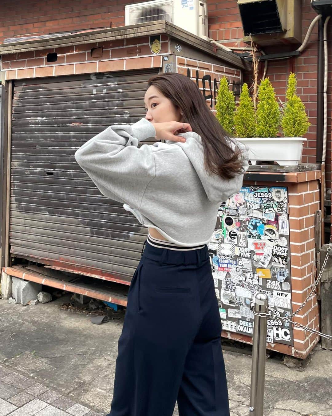 mina hinokuchiのインスタグラム：「. 明後日から20℃越えの日も増えるみたいで 春アウターや長袖1枚で過ごせる日が増えそうです🌸  ヘルシーに肌見せできるアイテムも 3月から色々取り入れたい♪  . #Chico #チコ #salonbychico」