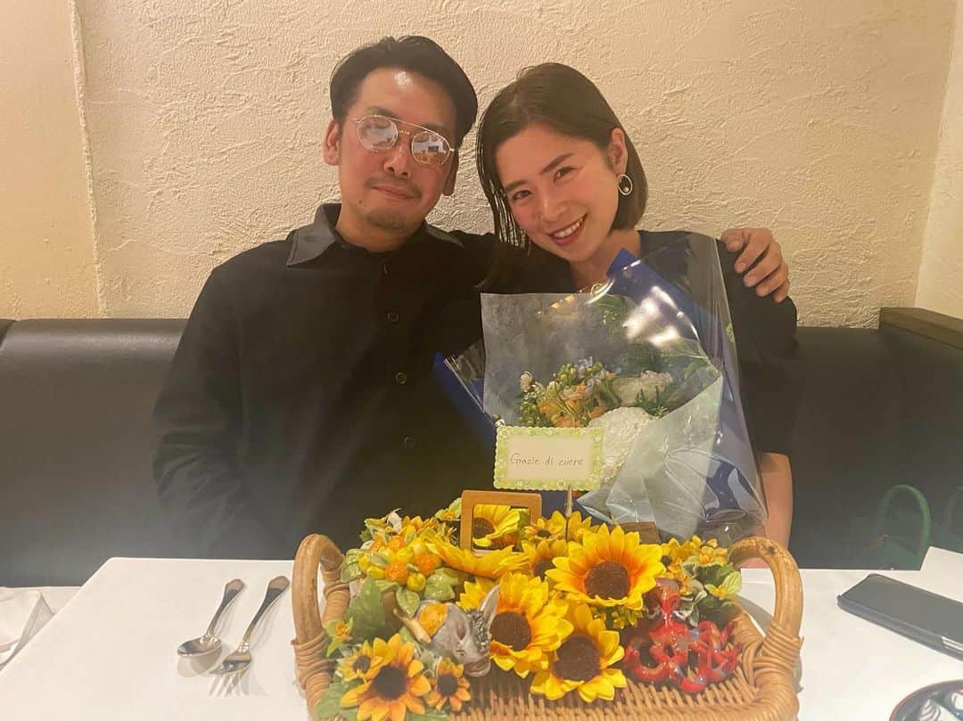 yuiのインスタグラム：「. . メッセージ考えたからから、ちゃんとこの紙も持って帰ってね！言われたのにちゃんと忘れて帰りました！笑😇 . なかなか2ショットなんて撮らなくなったので、珍しく2ショット📷 #結婚記念日　有難うございます🙇‍♀️ . 実話比較的まだ新婚さん？ですね🎉 . #ゆいのママライフ」