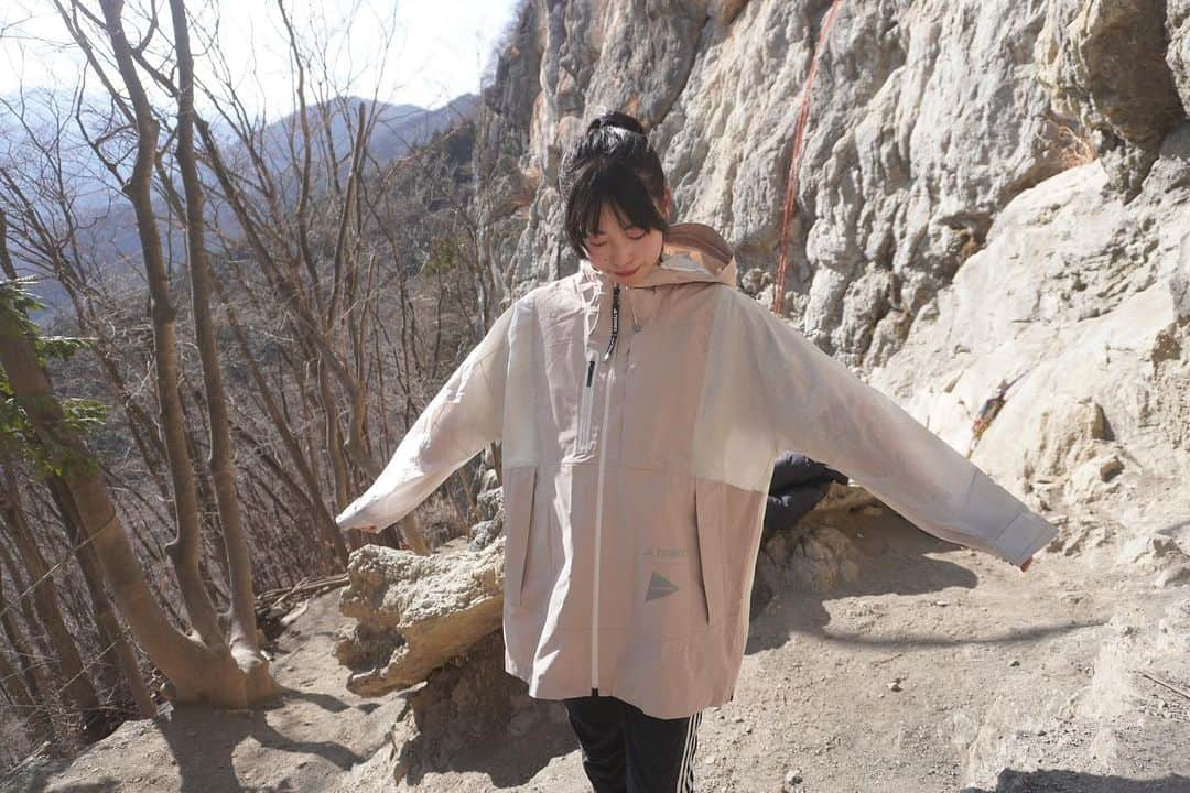 大場美和のインスタグラム：「今日はちょっと久しぶりの二子山でした！ adidas TERREXとand wanderのコラボウェアとリュックとともに🥰 前回の宿題の唐獅子をトライ 前回と同じワンテン…！ でも核心を超えてのフォールだからだいぶ前進 ボルダー力がめっちゃ上がってて、一手一手の強度の感じ方が全然違いました しかしいかんせん持久力がない リードジムに通わないとかなー とりあえず久々の二子はめちゃくちゃ楽しかった！！ 出し切るクライミングが気持ちよい スイッチ入ったからがんばるぞー！  @adidastokyo  #adidas #二子山 #小鹿野町 #クライミング #pamo #浜崎治療院」