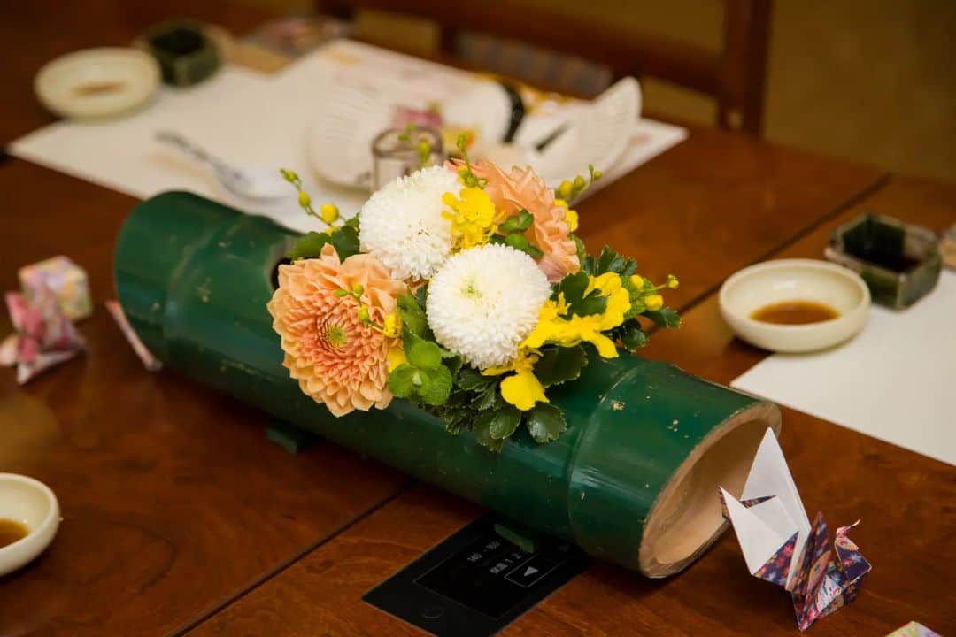 和婚スタイルさんのインスタグラム写真 - (和婚スタイルInstagram)「. お食事会場の卓上装花🌼  竹を器として！ お花の色味もいいですよね✨ 可愛らしくもあり、上品でもある、、 色んな色打掛と相性良さそうです！  . ご相談会はオンライン💻も可能💁‍♀️ ご予約はHPよりお早めに！  http://wakon-style.jp ----------------------------  #神前式　 #仏前式 #神社婚 #白無垢 #色打掛 #綿帽子 #和婚スタイル #紋付袴 #引振袖 #花嫁小物 #和装ヘア #和装髪飾り #和装 #会場装花 #卓上装花 #装花 #shintowedding #japaneseweddingkimono #weddingstagram #ウェディングプランナー #ベストアニバーサリー #少人数結婚式 #福岡結婚式 #東京結婚式 #大阪結婚式 #名古屋結婚式 #広島結婚式 #仙台結婚式」3月6日 22時50分 - wakonstyle