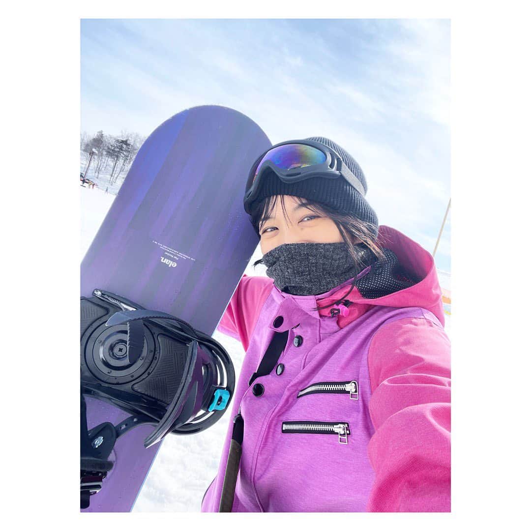 三倉佳奈さんのインスタグラム写真 - (三倉佳奈Instagram)「週末、雪を満喫してきました⛄️  家族で念願の初スキー！ 子どもたち楽しんで滑ってましたー✨  私はスノボに挑戦。 ...が、乗りこなすにはまだまだ程遠く。笑 今はひたすら筋肉痛ですーー🤣  でも冬の最後の思い出作りができて良い時間でした❄️  #スキー旅行 #雪だるま」3月6日 22時59分 - kana_mikura0223