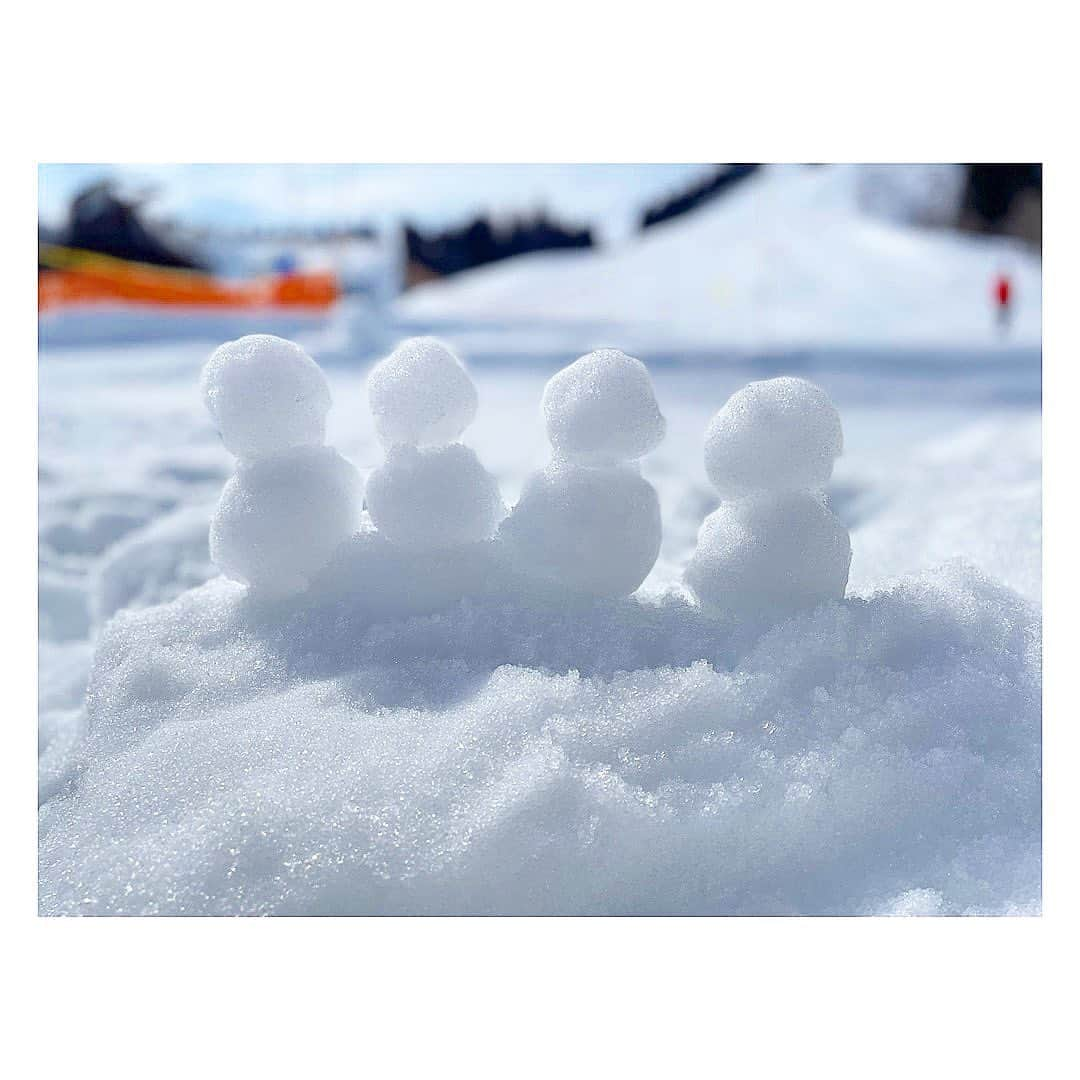 三倉佳奈のインスタグラム：「週末、雪を満喫してきました⛄️  家族で念願の初スキー！ 子どもたち楽しんで滑ってましたー✨  私はスノボに挑戦。 ...が、乗りこなすにはまだまだ程遠く。笑 今はひたすら筋肉痛ですーー🤣  でも冬の最後の思い出作りができて良い時間でした❄️  #スキー旅行 #雪だるま」