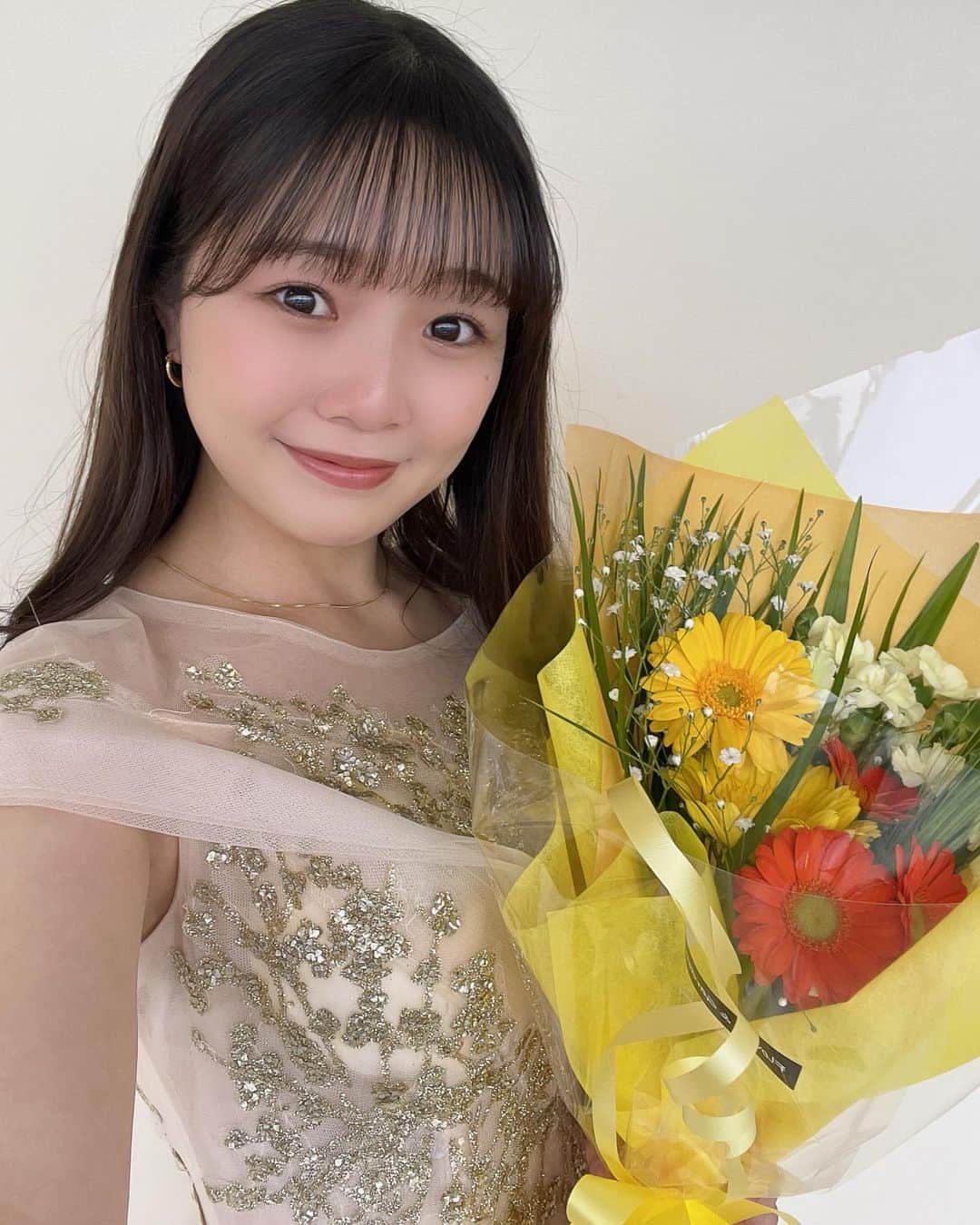 miyuのインスタグラム：「昨日は、横須賀での演奏会🌼 吹奏楽団さんの演奏で歌わせて頂きました🎻  地域の皆様からの温かい声援がとても嬉しく励みになります😌 素敵な花束もいただいたので写真を添えて。 おやすみなさい〜」