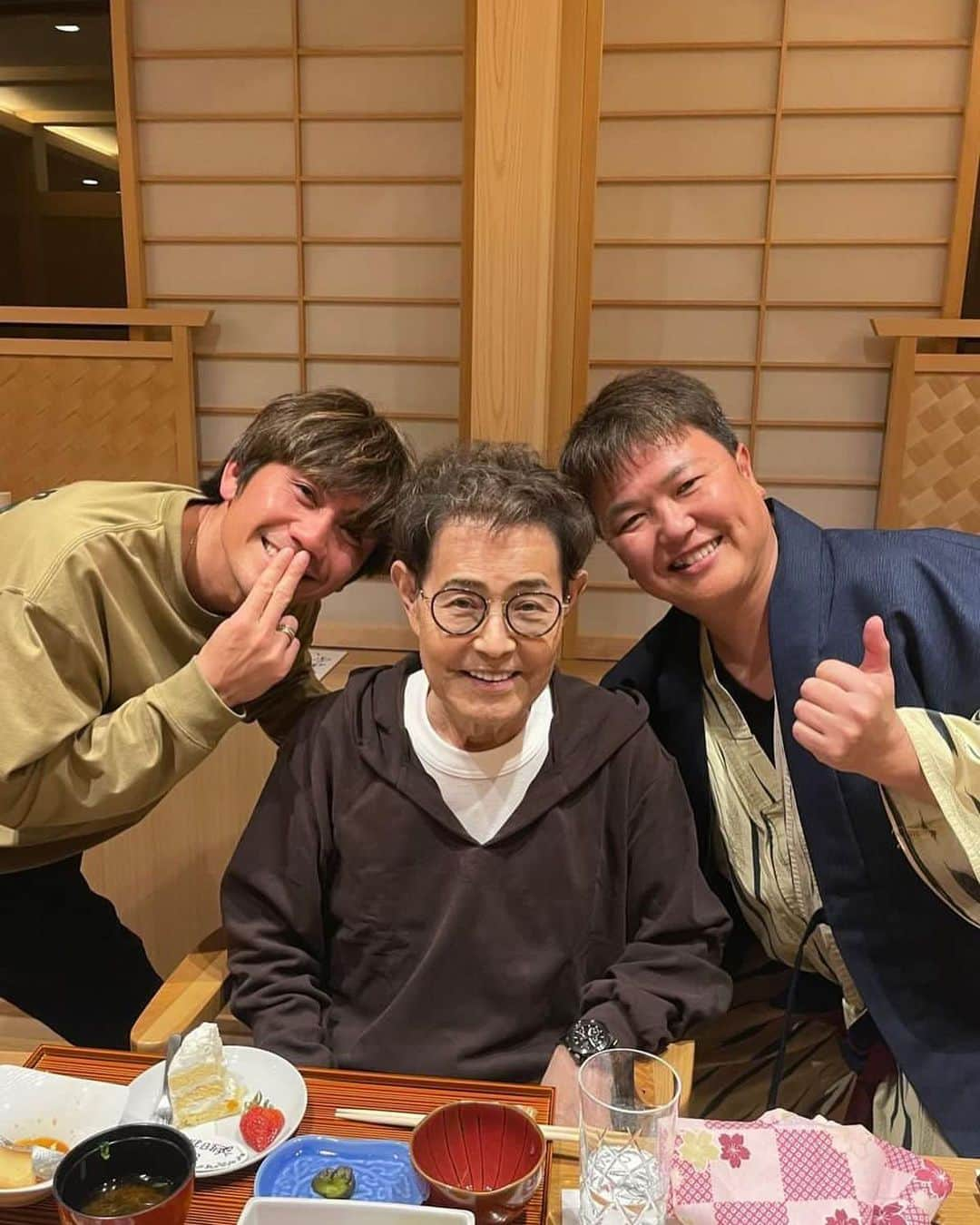 柏木陽介さんのインスタグラム写真 - (柏木陽介Instagram)「加藤茶さん80歳をお祝いしました。  カトちゃんと綾菜ちゃんと綾菜ちゃんのパパママが岐阜の下呂温泉に誕生日旅行に来てくれました。  傘寿を岐阜で過ごしてくれたことに嬉しさしかないです。  本当にとっても素敵な夫婦です。  色んな苦境を乗り越えてきた二人やからこその境地なんやなと改めて痛感。  めちゃくちゃパワーもらった。  綾菜ちゃんのパパママもパワーありすぎておもろかったなー。  うちのおかんとコラボさせたいと想いました。  お宿は水鳳園。  とっても綺麗で癒しの空間でした。  お風呂もご飯も接客も全てに感謝してます。  肌もスベスベ。  ぜひ下呂温泉に行ってみてください。  カトちゃん本当におめでとうございます！ 岐阜に来てくれてありがとうございます！  #加藤茶#カトちゃん#80歳#傘寿#加藤綾菜#二人のパワー#ごっそりいただきました#下呂温泉#水鳳園#スベスベ」3月7日 8時32分 - yosuke_kashiwagi