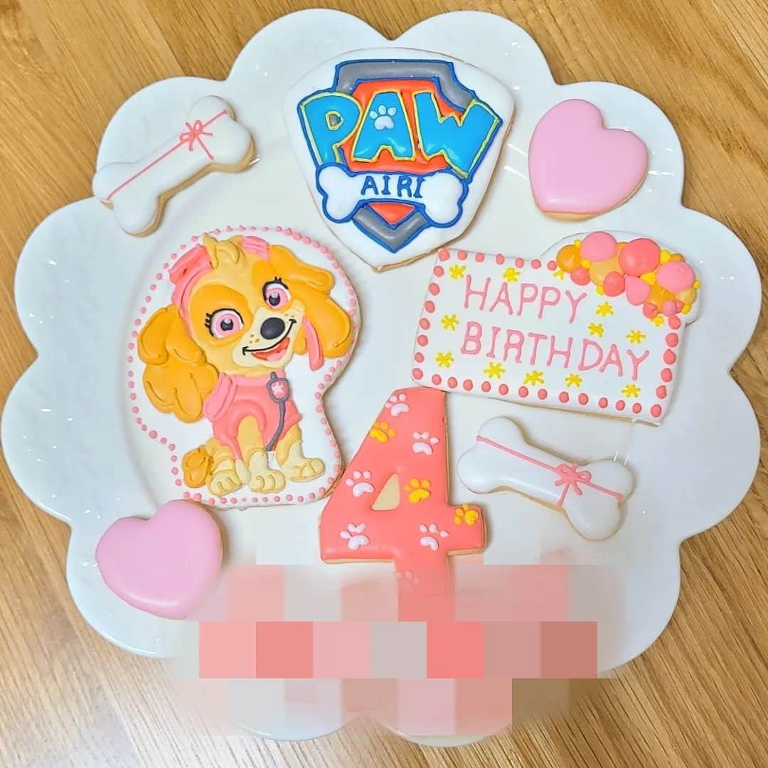 彩歌しおんのインスタグラム：「✨ハッピーバースデー✨  4歳のお誕生日おめでとうございます🎉 かわいい女の子からのオーダーでした✨ オーダーはパウパトロールのスカイ✴️  素敵なバースデーパーティーのお手伝いが出来て良かったです😊  #アイシングクッキー #着色料不使用 #天然色素アイシングクッキー教室 #天然色素アイシングクッキー #天然色素 #お野菜パウダー #フルーツパウダー #国産 #ママメイド #アイシングクッキー教室 #Ahbonheur #赤ちゃんのいる暮らし #1歳バースデー #オーガニック #お菓子 #身体に優しいお菓子 #無添加お菓子 #ナチュラルアイシングクッキー  #かわいいをお届け  #誕生日クッキー #お誕生日 #バースデークッキー #バースデーアイシングクッキー #こだわり食材  #パウパトロールケーキ  #パウパトロール #パウパトロールクッキー #パウパトロールアイシングクッキー #パウパトロールスカイ #スカイ」