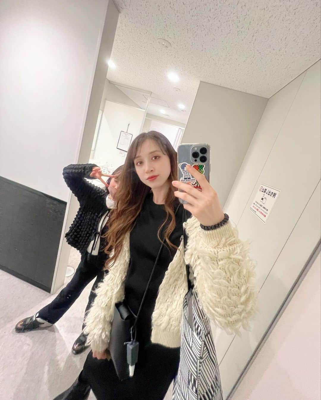 ロジャース里奈のインスタグラム：「. この間の週末は 法事もあって久しぶりに 家族で過ごしてました🙆‍♀️✨ . 常に👧2人の時間多いから 賑やかだったなー😌 . . 土日もなにかしらしてるから 平日のオフの日は自分の 時間なるべく作ってます🫣 . . 久しぶりに @ms_esnoliba  にてハイパーナイフあてて もらってむくみ撃退 してきました💓 . . . いつもありがとうございます💕 . . #エムズエスノリーバ横浜関内店  #ハイパーナイフ」