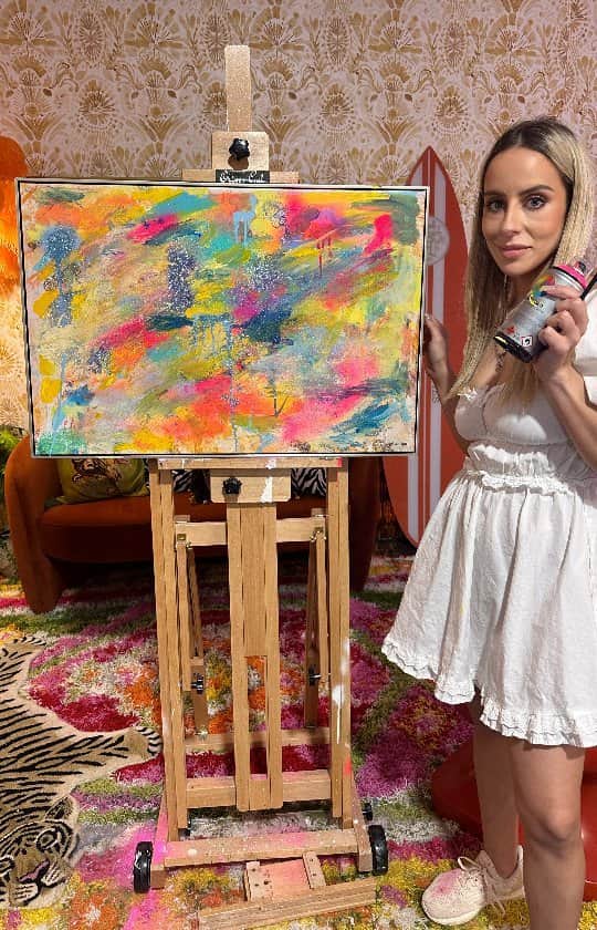 The Oliver Gal Artist Co.のインスタグラム：「Paint an abstract with Lola🥰🎨 #art #olivergal #painting #wallart #walldecor #abstractart」