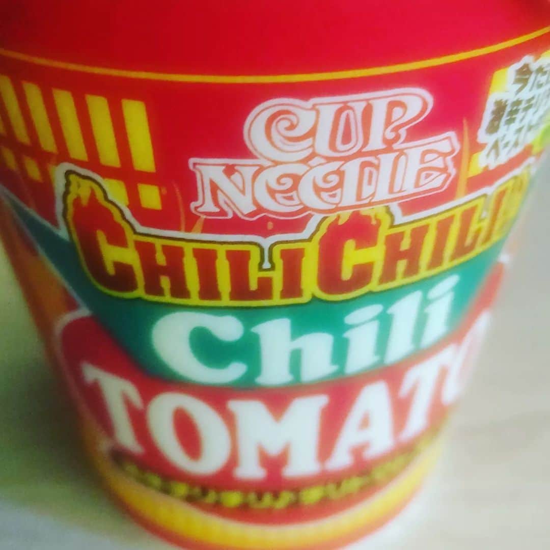 山本しろうのインスタグラム：「トマトはやっぱりチリチリチリトマトヌードルにかぎる #二日で一トマト  #チリチリチリトマトヌードル  #日清食品 #いただきもの #トマト #トマト！！」