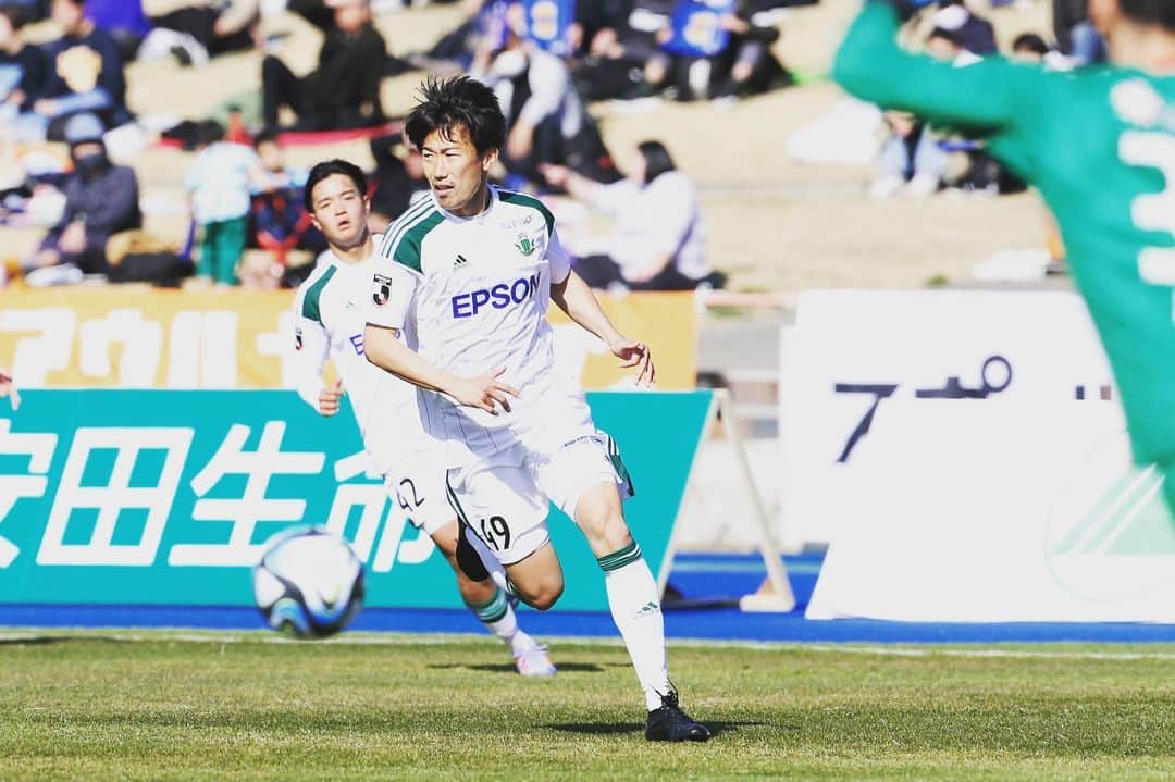 渡邉千真のインスタグラム：「. 2023シーズン開幕⚽️ 勝って良いスタート切れたと思います☝️ . 山雅サポーターの素晴らしい応援ありがとうございました📣 チャントも早速作って頂き嬉しいです！ . 松本山雅FCにもっと貢献します💪 . #2023開幕戦  #j3デビュー  #松本山雅fc  #積小為大 #onesoul  #渡邉千真  #49」