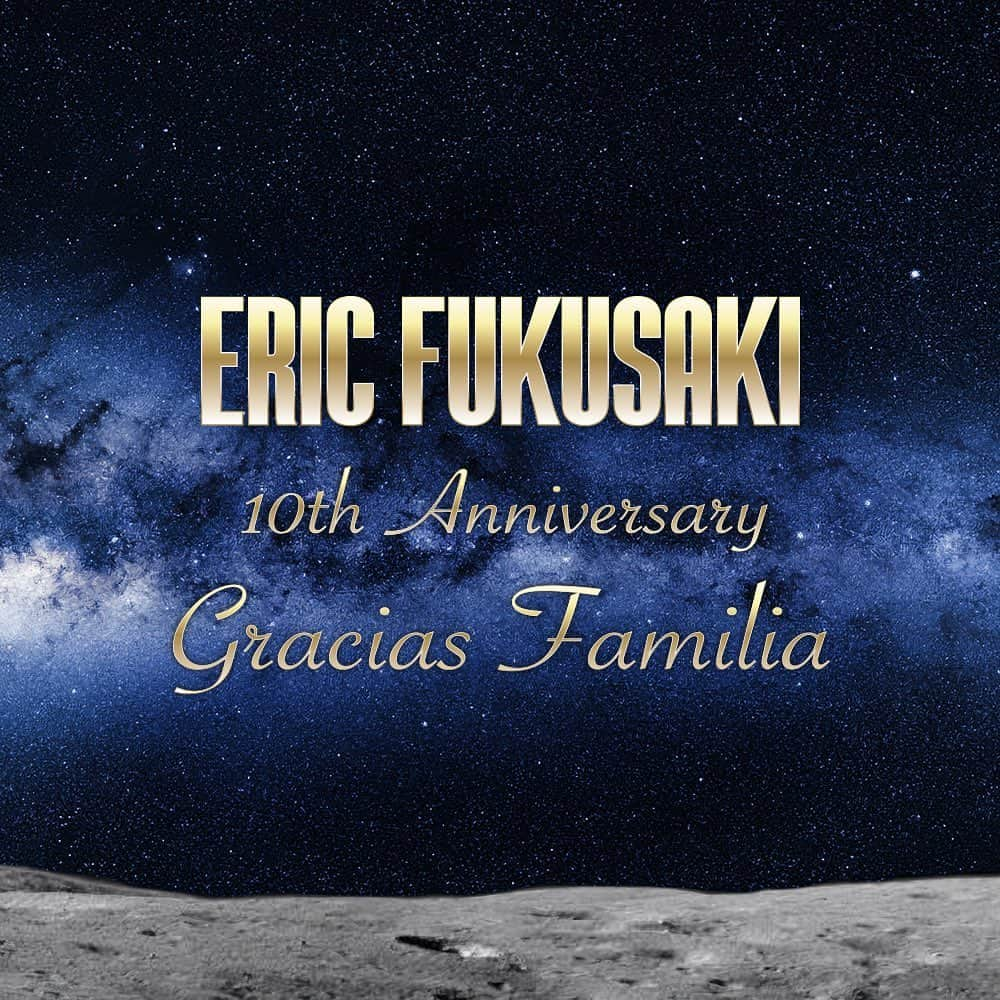 エリック･フクサキさんのインスタグラム写真 - (エリック･フクサキInstagram)「. Eric Fukusaki ★ 10th Anniversary “GRACIAS FAMILIA” - Concert   “Mira al cielo Abre tus alas y siente el viento del mañana Y en tu pecho La esperanza  Mira tus pies  Mira adelante Y juntos vamos Que aquí estamos”  「空を見上げて 翼を広げて未来の風を肌で感じながら 希望を胸に  足元をみて 一緒に歩こう 前を見てご覧 ファミリアは 君を待ってるよ」  🎩  Concierto 10 Aniversario “GRACIAS FAMILIA”  Lugar de evento：COTTON CLUB（Tokyo - Marunouchi）  Fecha: Viernes 14 de Abril - 19:30 (Hora Japón)  🎫 TICKET DE TRANSMISIÓN: US$22(aprox.)  ADQUIÉRELO POR “PEATIX” (LINK EN BIO):  https://ericfukusaki10thanniversary.peatix.com   Nuestro equipo @ericfukusaki_staff contestará a tus preguntas con respecto al Concierto en los comentarios 👨‍🚀  会場：COTTON CLUB（東京 丸の内) @cottonclubjapan   4月14日（金）   OPEN：18:30  START：19:30  🎫 会場チケット　　　 　¥ 8,000（税込）  🎫 ライブ配信チケット 　¥ 3,000（税込）  東京都千代田区丸の内2-7-3　東京ビルTOKIA 2F  予約受付 → PEATIX  https://ericfukusaki10thanniversary.peatix.com のみ  2月24日22:00から3月31日23:55まで  @ericfukusaki @di.cosmo.ib @ericfukusaki_staff #10周年 #10anniversary #graciasfamilia #コンサート #concierto #concert #live #vamosfamilia  En los comentarios reemplaza la bandera blanca por la bandera de tu país 「🏳🌈🇯🇵」para crear más lazos entre Latinoamérica y Japón 🙋‍♂️  コメント欄で「🇯🇵🌈🌎」を書いて 架け橋をかけてみましょう🙋‍♂️」3月7日 9時49分 - ericfukusaki