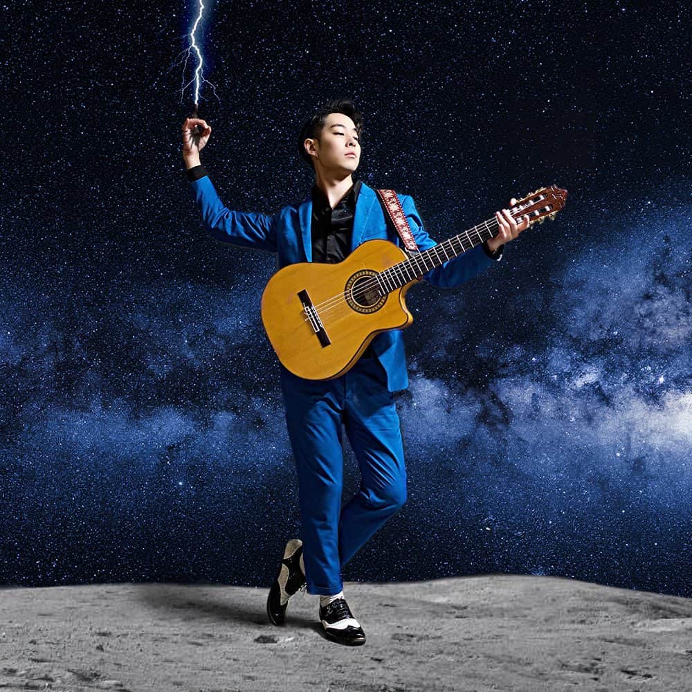 エリック･フクサキのインスタグラム：「. Eric Fukusaki ★ 10th Anniversary “GRACIAS FAMILIA” - Concert   “Mira al cielo Abre tus alas y siente el viento del mañana Y en tu pecho La esperanza  Mira tus pies  Mira adelante Y juntos vamos Que aquí estamos”  「空を見上げて 翼を広げて未来の風を肌で感じながら 希望を胸に  足元をみて 一緒に歩こう 前を見てご覧 ファミリアは 君を待ってるよ」  🎩  Concierto 10 Aniversario “GRACIAS FAMILIA”  Lugar de evento：COTTON CLUB（Tokyo - Marunouchi）  Fecha: Viernes 14 de Abril - 19:30 (Hora Japón)  🎫 TICKET DE TRANSMISIÓN: US$22(aprox.)  ADQUIÉRELO POR “PEATIX” (LINK EN BIO):  https://ericfukusaki10thanniversary.peatix.com   Nuestro equipo @ericfukusaki_staff contestará a tus preguntas con respecto al Concierto en los comentarios 👨‍🚀  会場：COTTON CLUB（東京 丸の内) @cottonclubjapan   4月14日（金）   OPEN：18:30  START：19:30  🎫 会場チケット　　　 　¥ 8,000（税込）  🎫 ライブ配信チケット 　¥ 3,000（税込）  東京都千代田区丸の内2-7-3　東京ビルTOKIA 2F  予約受付 → PEATIX  https://ericfukusaki10thanniversary.peatix.com のみ  2月24日22:00から3月31日23:55まで  @ericfukusaki @di.cosmo.ib @ericfukusaki_staff #10周年 #10anniversary #graciasfamilia #コンサート #concierto #concert #live #vamosfamilia  En los comentarios reemplaza la bandera blanca por la bandera de tu país 「🏳🌈🇯🇵」para crear más lazos entre Latinoamérica y Japón 🙋‍♂️  コメント欄で「🇯🇵🌈🌎」を書いて 架け橋をかけてみましょう🙋‍♂️」