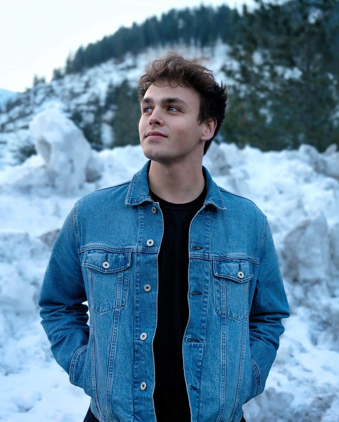 Jonahmaraisのインスタグラム：「this feels different. 💛  (@bravomagazin, thank you for the interview! i’m not exactly sure what it says but i appreciate your support so much!)」