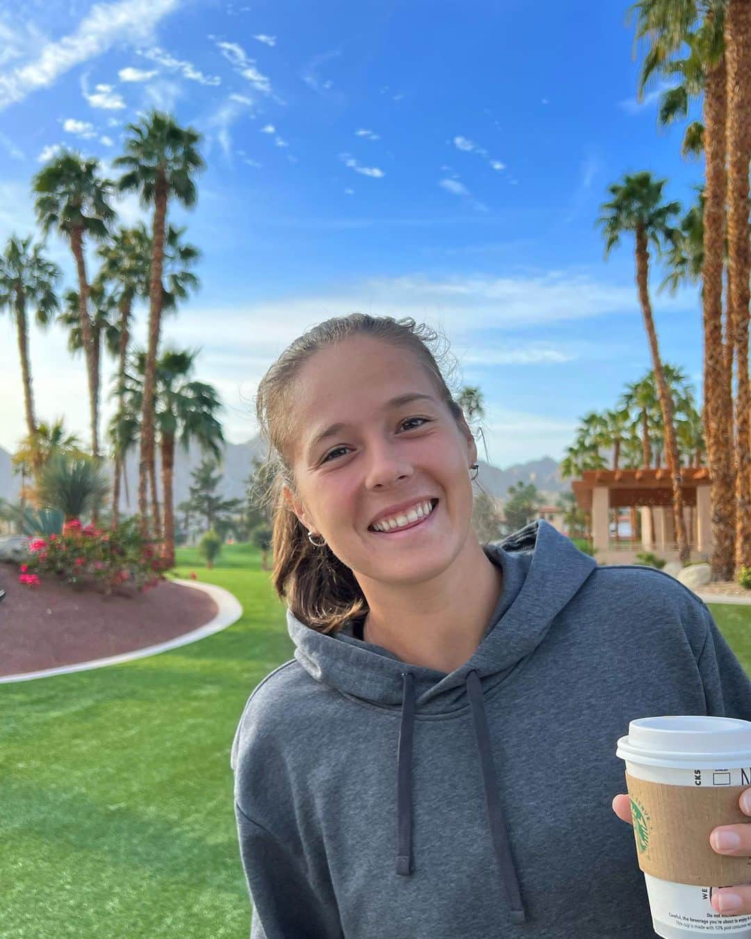 ダリア・カサトキナのインスタグラム：「Indian Wells is a Sims 3 in real life🏜️☕️ #DD」