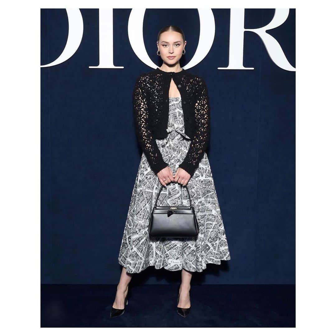 マーゴ・ヘイズのインスタグラム：「J’ADIOR 🖤 I’m honored to have attended the #DiorAW23 show by @mariagraziachiuri . The atmosphere was surreal and the designs were impeccable. I loved this look, as the dress’ fabric was a map of Paris, the most beautiful city in the world. 🌹 Merci à l'équipe glam @simon_chossier @makeuptania  . Photo 1: @dior 2,5: @marilyne.dds  3,4: unknown」