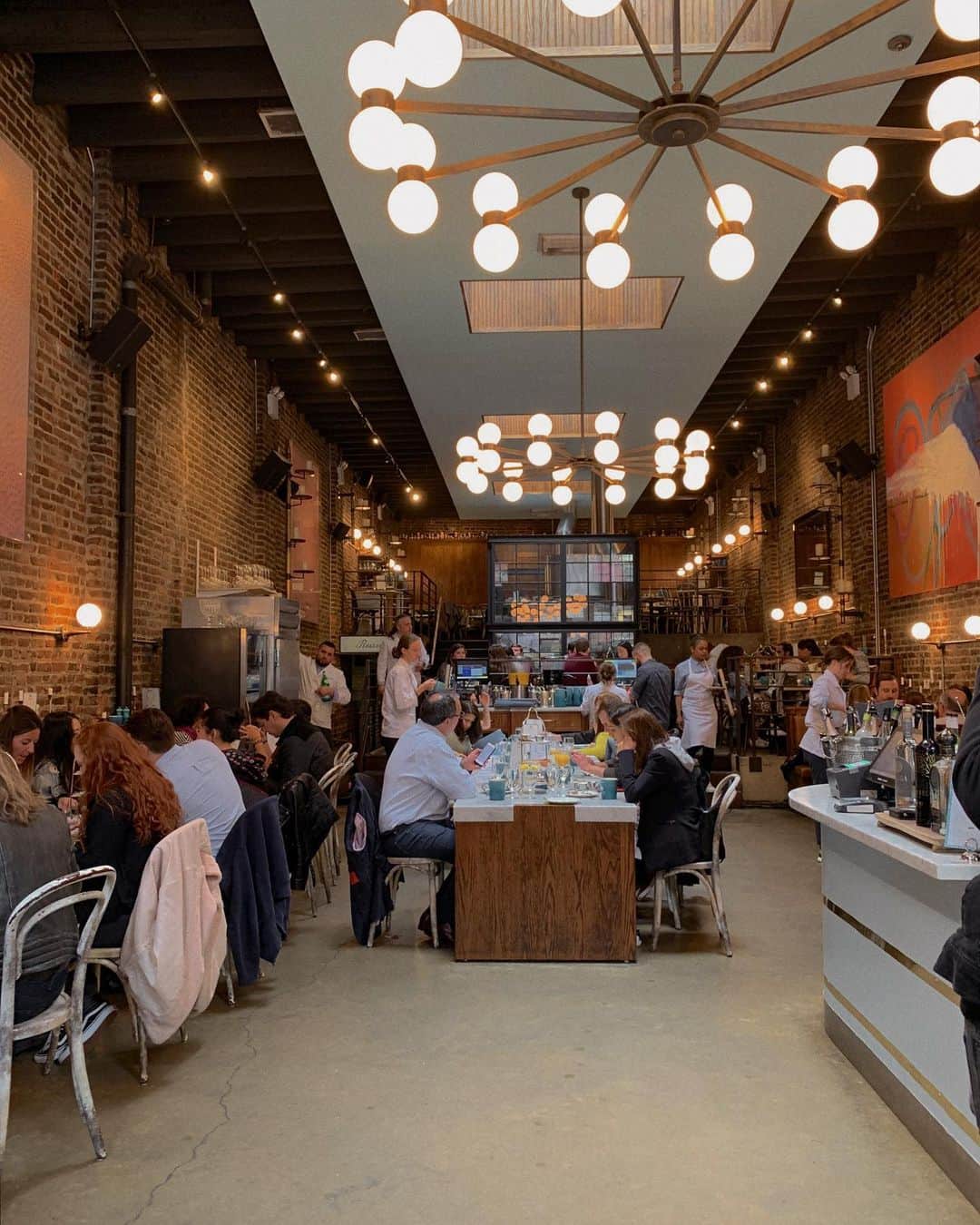 Helena Glazer Hodneのインスタグラム：「A few weeks ago, The New York Times posted an article with an interesting question: "Do you ask your dining companion what they're tipping?" In the article (swipe to read), the husband and wife have a different opinion on whether it is considered a nosy question.  Let's bring it to the comments.   Personally, I never thought twice about it, but I can understand the argument.  With my closest friends, we often ask or will have someone else at the table sign the bill for the other(s). It's never weird or a secret. In fact, most things aren't. If it's a topic of debate, we'll bring it to the table to discuss it. How else are we to grow as humans if we can't have these conversations? If someone wants to tip more, they do. If someone doesn't, they don't.   On the flip side, if I'm dining with those who aren't my closest people, I can understand how it can be considered a tad nosy. Let's say you're someone who wants to tip 25% and your dining companion wants to tip 20%. Does it become weird? Possibly.   In most cases, I don't ask and  will tip what feels right. BUT if my dining companion were to ask me, I'd have no problem with sharing.  What do you think? Is it okay to ask?」