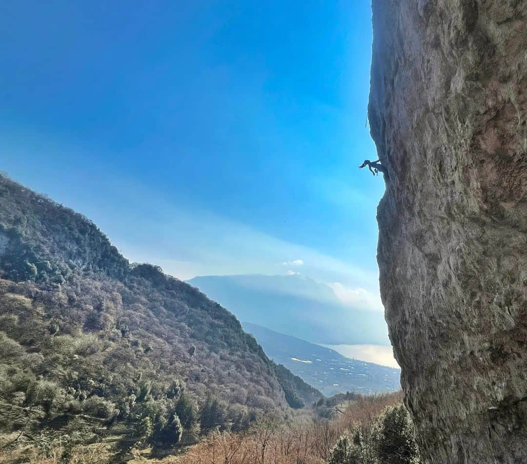 ローラ・ロゴラのインスタグラム：「After many months I could finally touch some rock again😍 Two days climbing with friends and discovering new places in my beloved @visittrentino was definitely what I need 🙂 . . "il sognatore" 8b OS "nato spirito libero" 8a OS "Stato d animo" 8a+ OS 📸 "Svolta di no" 8b+ 2nd go . . 📸@sunnyclimb_guides . . #climbing_pictures_of_instagram #picoftheday #loveclimbing #climbforlife #escalade #escalada #grimper #klettern #montura #wildclimb  #italy #rome #bomber #instagood #instalike  #instagram   @montura_official @wildclimb @fiammeoromoena @dao_sport @visittrentino @team_edelrid @monkey.hands」