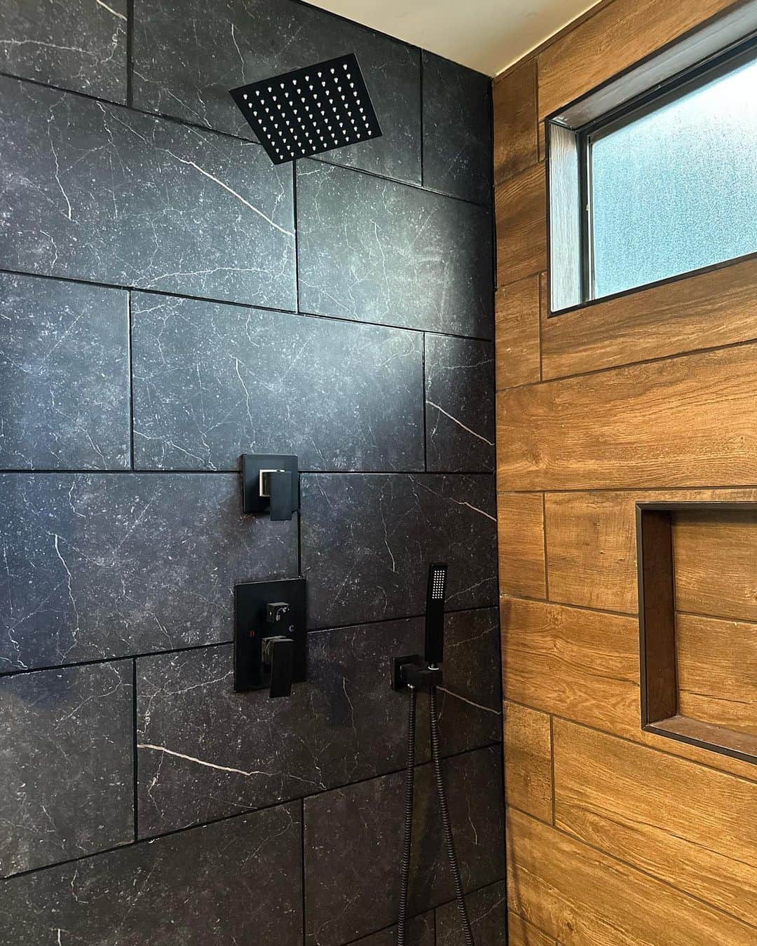 ラッシャッド・ジェニングスのインスタグラム：「A close-up of the our ideal bathroom!!, All done by yours truly! We combined the Galassia Nero Porcelain and Brass Haven Oak Porcelain Tile from @LLFlooringOfficial to create the coolest shower experience 💯 #LLFlooring #LLFlooringPartner AD」