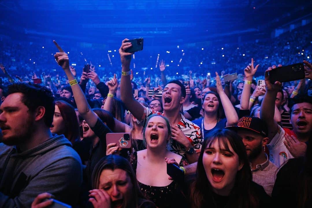Panic! At The Discoさんのインスタグラム写真 - (Panic! At The DiscoInstagram)「Birmingham what a crazy night! Will always be one of our favorite cities 🎉🇬🇧 #VivaLasVengeanceTour」3月7日 2時14分 - panicatthedisco