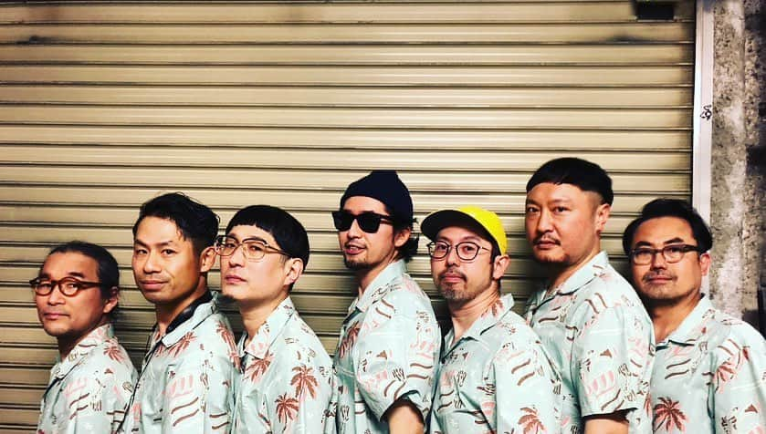 サイトウジュンさんのインスタグラム写真 - (サイトウジュンInstagram)「YOUR SONG IS GOOD、やりました。  2023.03.04 KAKUBARHYTHM presents "Diff'erent Strokes"  w/ 思い出野郎Aチーム at EBISU LIQUID ROOM  あらためて、皆さんありがとうございました。思い出野郎Aチーム、凸凹。、DISCO MAKAPUU、YSIG、そして会場の皆さん、スタッフの皆さん、アートワーク担当してくれたアオケンくん、最高でした！心の底から楽しかった！  Drumsは、みっちゃん、こと、光永渉くん （ceroの他、沢山の素晴らしい現場で活躍中）。素晴らしいプレイの数々でした！リハから本番までの数日間は、忘れられない大切な時間になりました。感謝です。みっちゃん、本当にありがとう！  まずは第一歩。あらためて皆さんの多大なるサポートに感謝です。この続きを、頑張ってみます。これからもYOUR SONG IS GOODをよろしくお願いいたします。  ツネくん、きっと見てくれてましたよね、ありがとうございます☺️  いーちゃんが、ステージ出る直前に人数数えた時、1人多く間違えてたから（笑）。  ---------  １： みっちゃん、かっこよすぎ。最高。ありがとう！  ２： バンドは、続く。  ３： 1stアルバムから、Splash。久しぶりにやりました。ツネくんとずっと練習してた曲。やれてよかった！  ４： 思い出野郎Aチームによる、YSIG"The Love Song"。嬉しかったな。原曲にほぼ忠実なのも熱い。ありがとう！いつかまたやってください。その時は我慢しないでマコイチの横に立ちます（笑）。  ５、６、７： DISCO MAKAPUU。川辺さんと。カクバリズムと長年作ってきたリキッドルームの空気感が新たな感じでまた現れた。これも嬉しかった。凸凹。のお二人も最高でした（ステージ前で写真撮れず、すいません！）  ８： カナダから、Mood HutやPacific Rhythm周辺のアートワークを手掛ける、deep gnormことタイラーくんをCup and Cone依田くんが連れてきてくれた。とってもフレンドリーな、ナイスガイ。YSIGをたくさん褒めてくれた。カナダに行かなきゃ。  ９： 思い出野郎Aチーム、あらためて最高の、僕らのソウルバンド。素晴らしかった。ぜひまたやりましょうね。そして、㊗️フジロックおめでとう！一応、YSIG全員スケジュールは空けてます（笑）。それはさておき、OYATきっと、最高のステージになる！！  #YOURSONGISGOOD #思い出野郎Aチーム #凸凹。 #DISCOMAKAPUU #カクバリズム」3月7日 2時47分 - jxjxysig