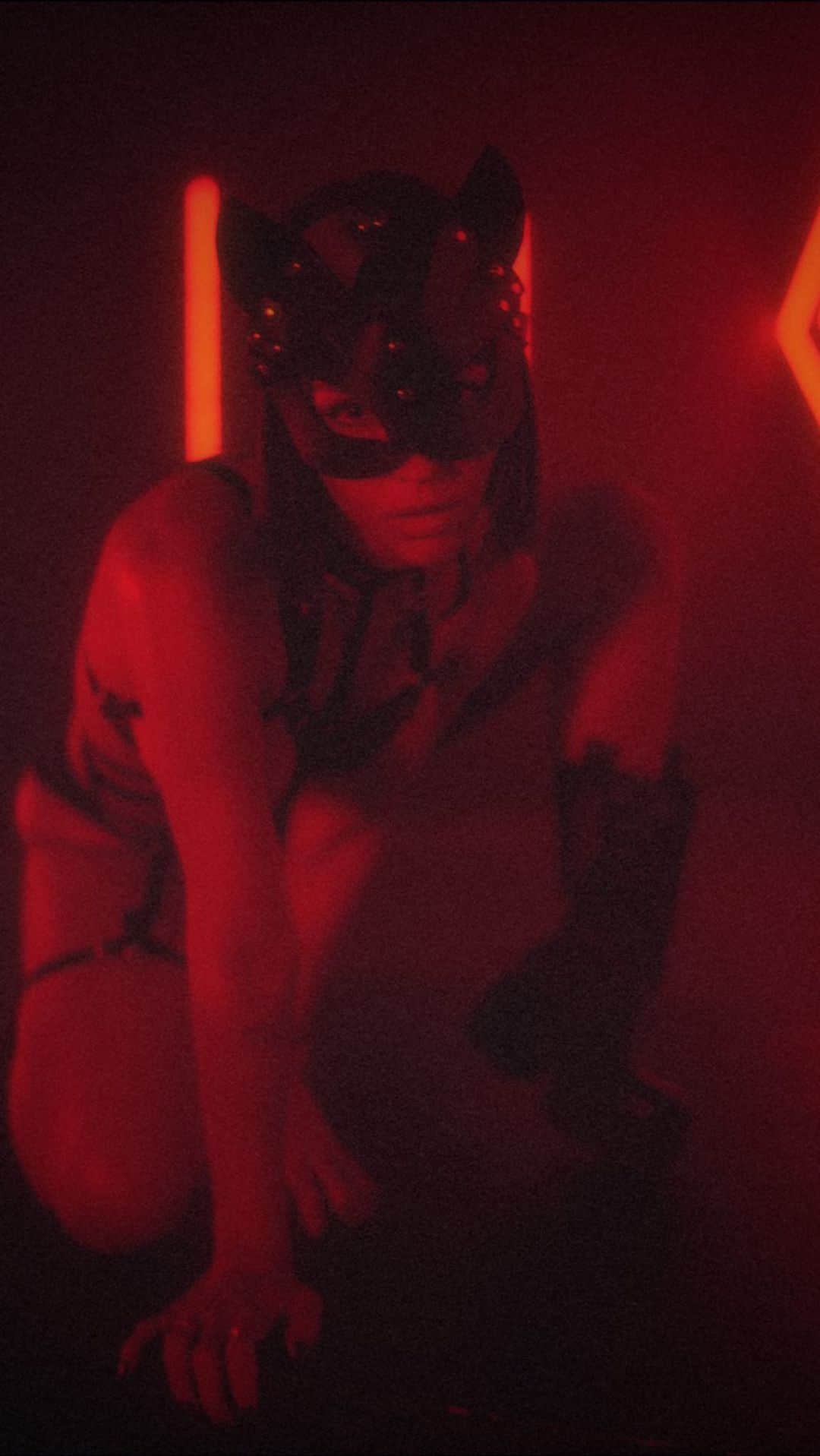 レイチェル・クックのインスタグラム：「Batman wya? 😜 Especially if 0F isn’t usually ur thing… let’s see if I can change ur mind. I’m massively discounting this in hopes you’ll go check it out❗️This is one my favorite creations yet 😈 You know where to go!」