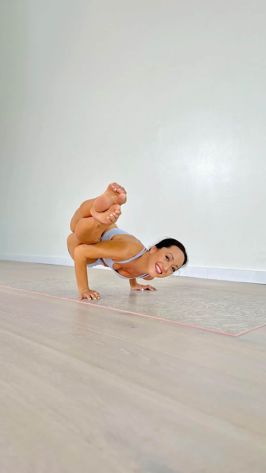 キノ・マクレガ―のインスタグラム：「Tips to meet the challenge of twisting arm balance  From March 1-7, join me on the #SevenDaysOfStrengthChallenge, where you can practice with me LIVE!  I have designed this 7 day challenge to give you a full week of strength based practices that you can integrate into your daily routine! And it’s FREE!  To join the challenge, head to the link in my bio, and follow all hosts and sponsors!  Hosts: @kinoyoga @omstarsofficial @freskincare  Sponsors: @kinoyoga @omstarsofficial @freskincare  When you sign up for the challenge, you’ll automatically be entered to win a 123FRÉ skincare kit valued at $120 each!  Hope to see you on the mat for these 7 days! 🙏  Outfit and yoga mat @lululemon  #lululemon #lululemonambassador #thesweatlife   #SevenDaysOfStrengthChallenge #YogaChallenge #AshtangaYoga #Yoga #Ashtangi #Yogi #Omstars #KinoYoga」
