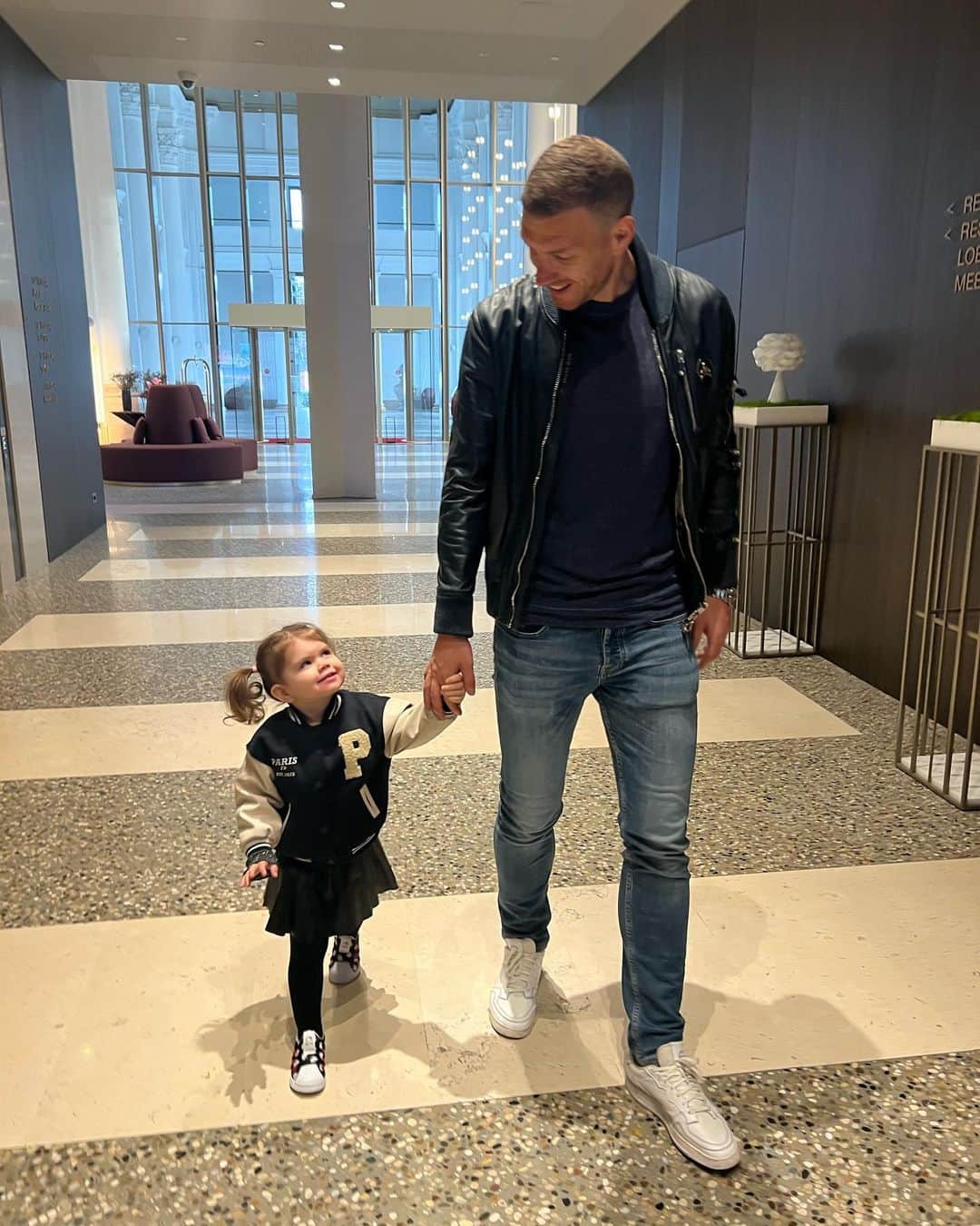 エディン・ジェコのインスタグラム：「Love is in the air 💞」