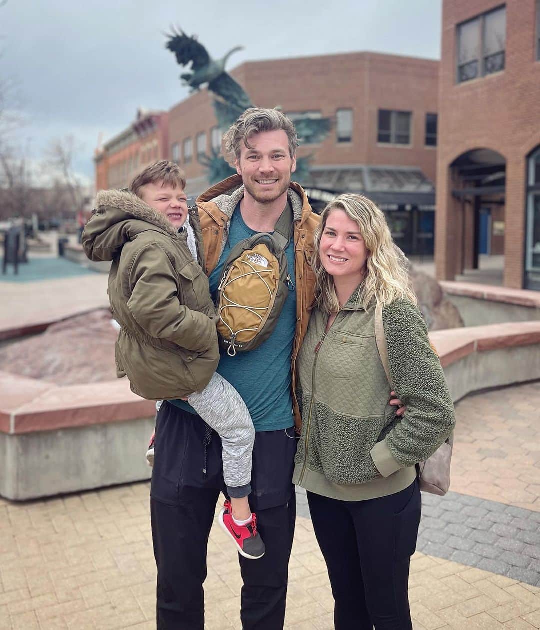 デレック・テラーのインスタグラム：「#phoenixupdate   I got to go see my little buddy for a last minute trip! Phoenix is a wild little boy who loves jumping, so we did a lot of that!  He’s halfway through kindergarten and still using the G-tube for feeds, but he is learning something new every day! I’m lucky to have time with him and my sis ❤️  -Uncle Derek」