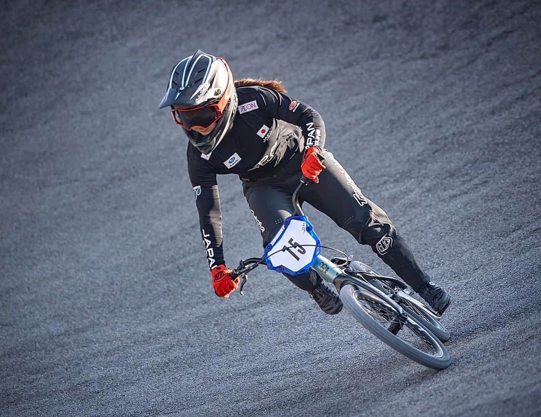 丹野夏波のインスタグラム：「First race of the year in @bmxsarrians !  A lot of work I need to but i’m so excited to see how it goes next couple months!  2023年最初のレース。やることはたくさんあるけど少しづつ積み上げて、ワールドカップ開幕まで着実に力をつけていけるように頑張ります！ 次は2週間後のヨーロピアンカップ🇮🇹  #イノアックリビング #irctire #wiawis #oakley #maviccycling #kmcchain #wakos #agressivedesign #aminovital #bmxshopcave   Photo: @navadanet」
