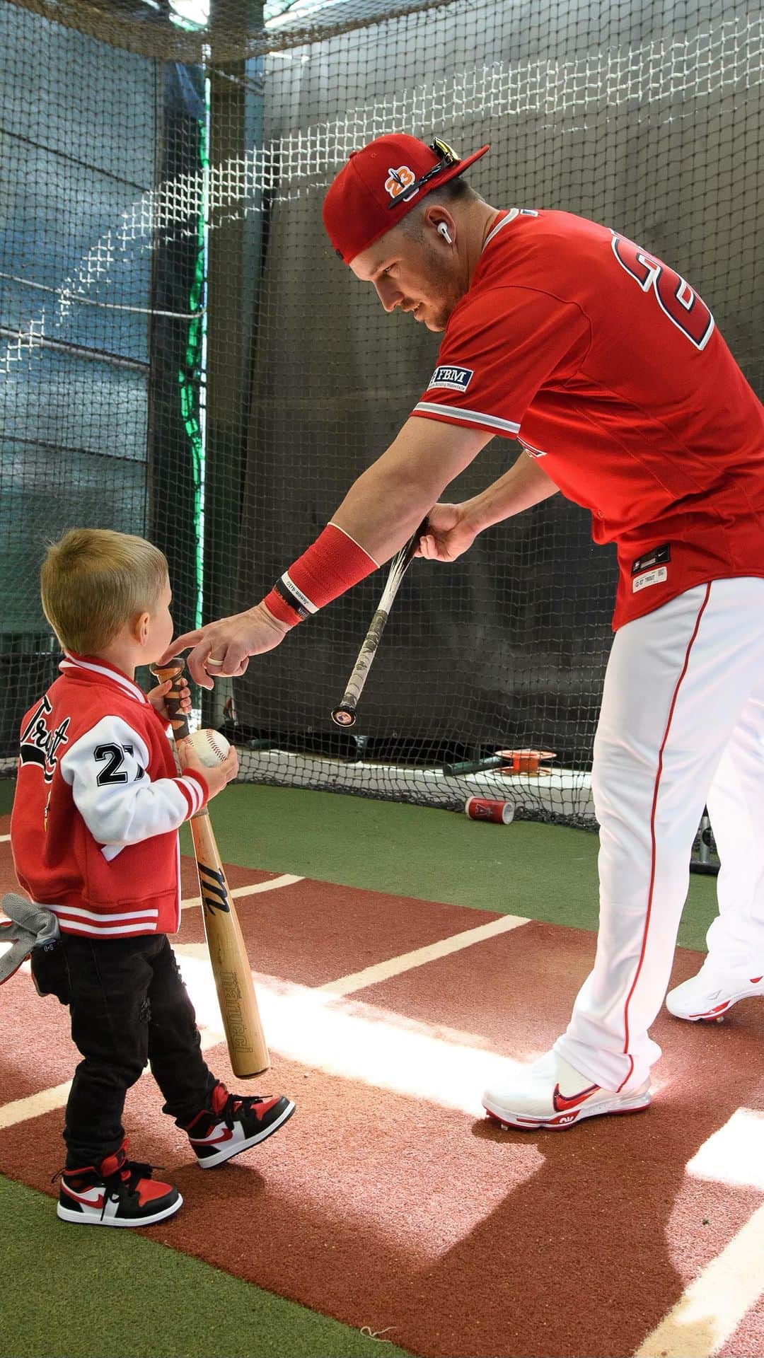 マイク・トラウトのインスタグラム：「can’t go to the batting cages without a BAT 🥹  @miketrout received a pregame visit from his son, Beckham!」