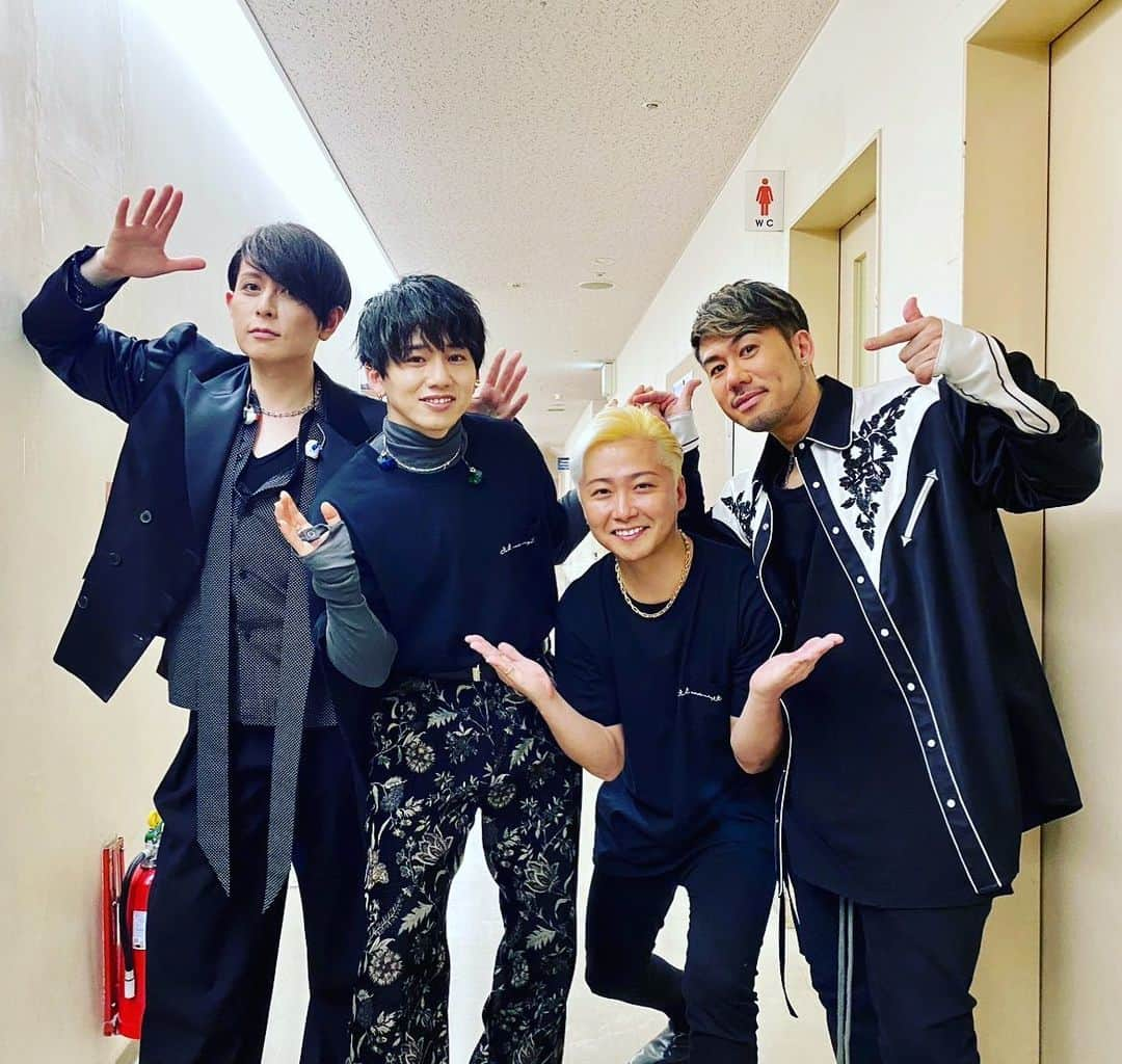 川畑要さんのインスタグラム写真 - (川畑要Instagram)「昨夜のCHEMISTRY LIVE 2023 「Just One Night」中野サンプラザホール、 シークレットゲストにDa-iCEのお二人が来てくれました🔥🔥  初披露の"スパロウズ"はライブならではのエモさが増して最高に気持ちよくそして力強く歌う事ができました！！  今夜は"うたコン"に生出演致しますので、 本日デビュー22周年のCHEMISTRYを祝ってやってください🤚  #ケミストリー #CHEMISTRY #Da_iCE #スパロウズ #うたコン #デビュー22周年」3月7日 10時03分 - kawabata1979