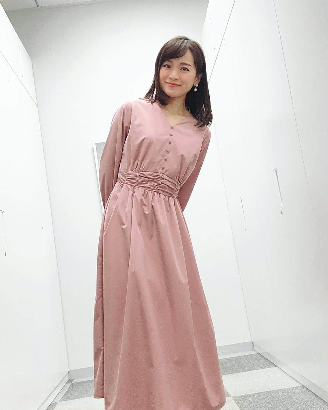 繁田美貴さんのインスタグラム写真 - (繁田美貴Instagram)「*＊ 今週は火曜日も、つまりは今日も☆ #昼サテ (平日11:13〜) #絶賛準備中🐻‍❄️ #先々週火曜の #衣装 #アナウンサー衣装 Dress #Andemiu #火曜はだいたい隔週なのです。」3月7日 10時06分 - handa_miki