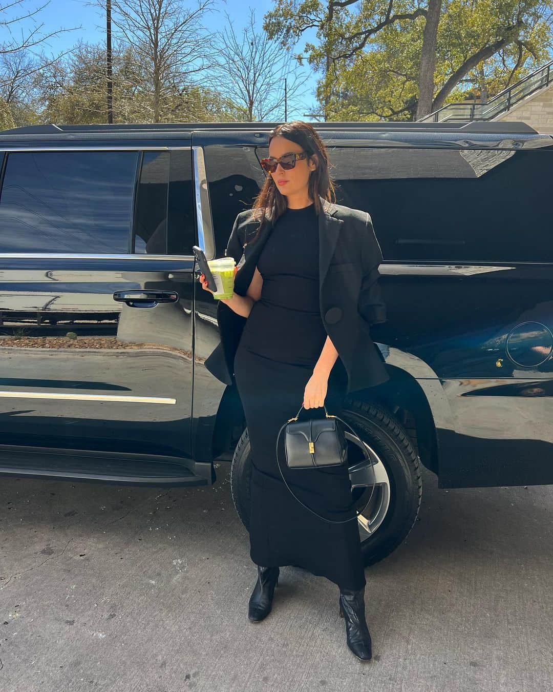 ニコール・トルンフィオのインスタグラム：「Making moves 🖤@bumpsuit」