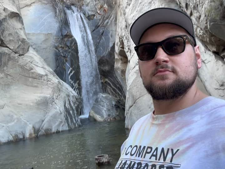 マット・マクゴリーのインスタグラム：「Really needed to get out of the city and it felt so grounding to connect with nature more deeply. Trying to prioritize this more. 💜💜💜」