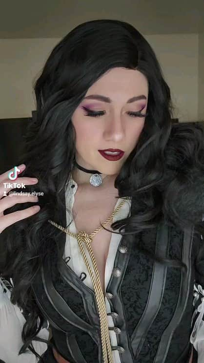 リンジー・エリースのインスタグラム：「somethin bout you... 💜 always love cosplaying Yennefer!」