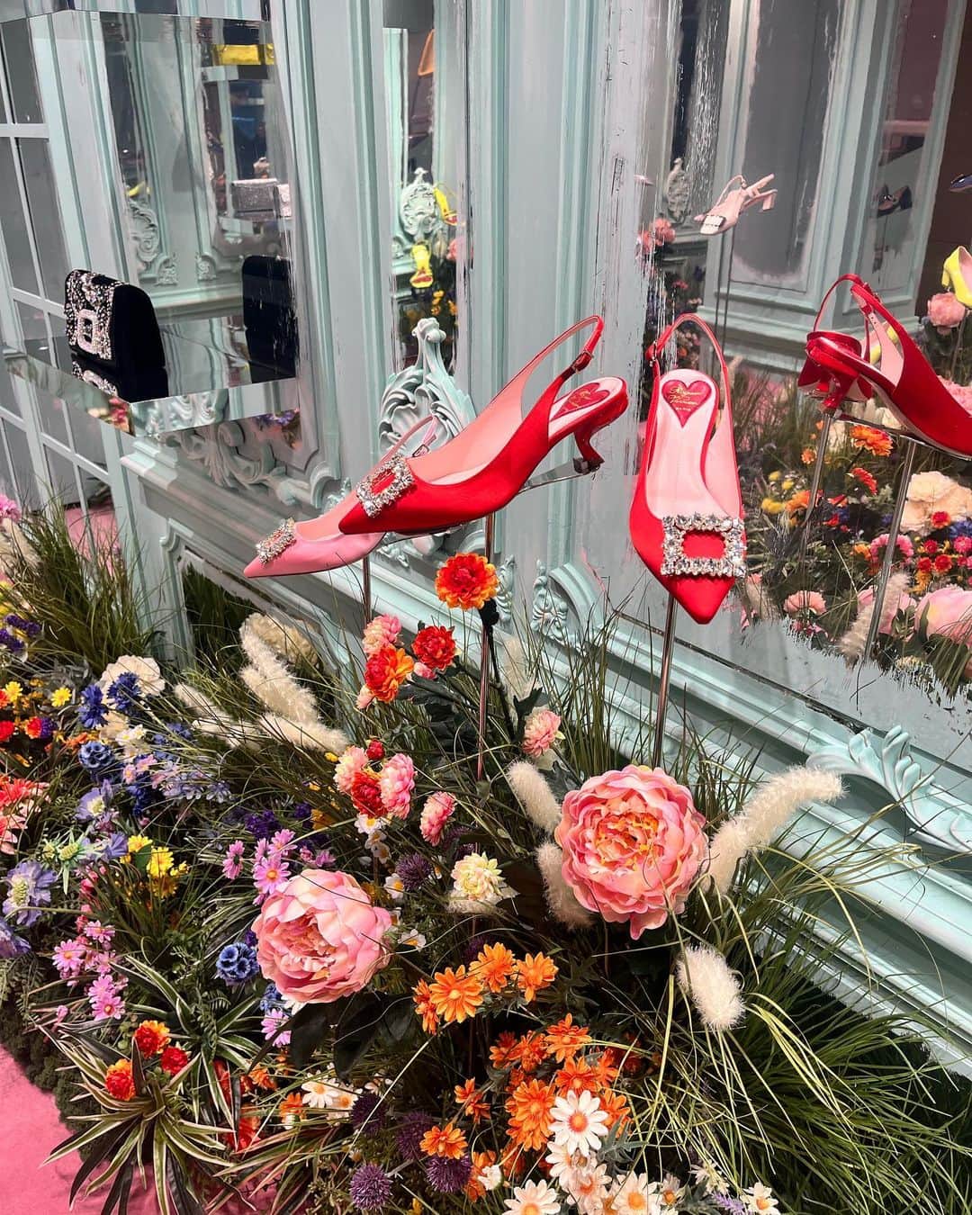 渡邉香織のインスタグラム：「Absolute girl’s dream🤍 Visited atelier of @rogervivier in Paris! Thank you @gherardofelloni for having me. I love your every beautiful creations….🤍  大大大好きな @rogervivier のパリのアトリエはお店の奥を抜けていったところにあって夢のような空間でした💘美しくてチャーミングな靴たちはなるほどゲラルドの人柄が創り出してるんだなぁと感動でした...すーっごいパワーもらった！  Can’t thank you enough…! @shoemania621」