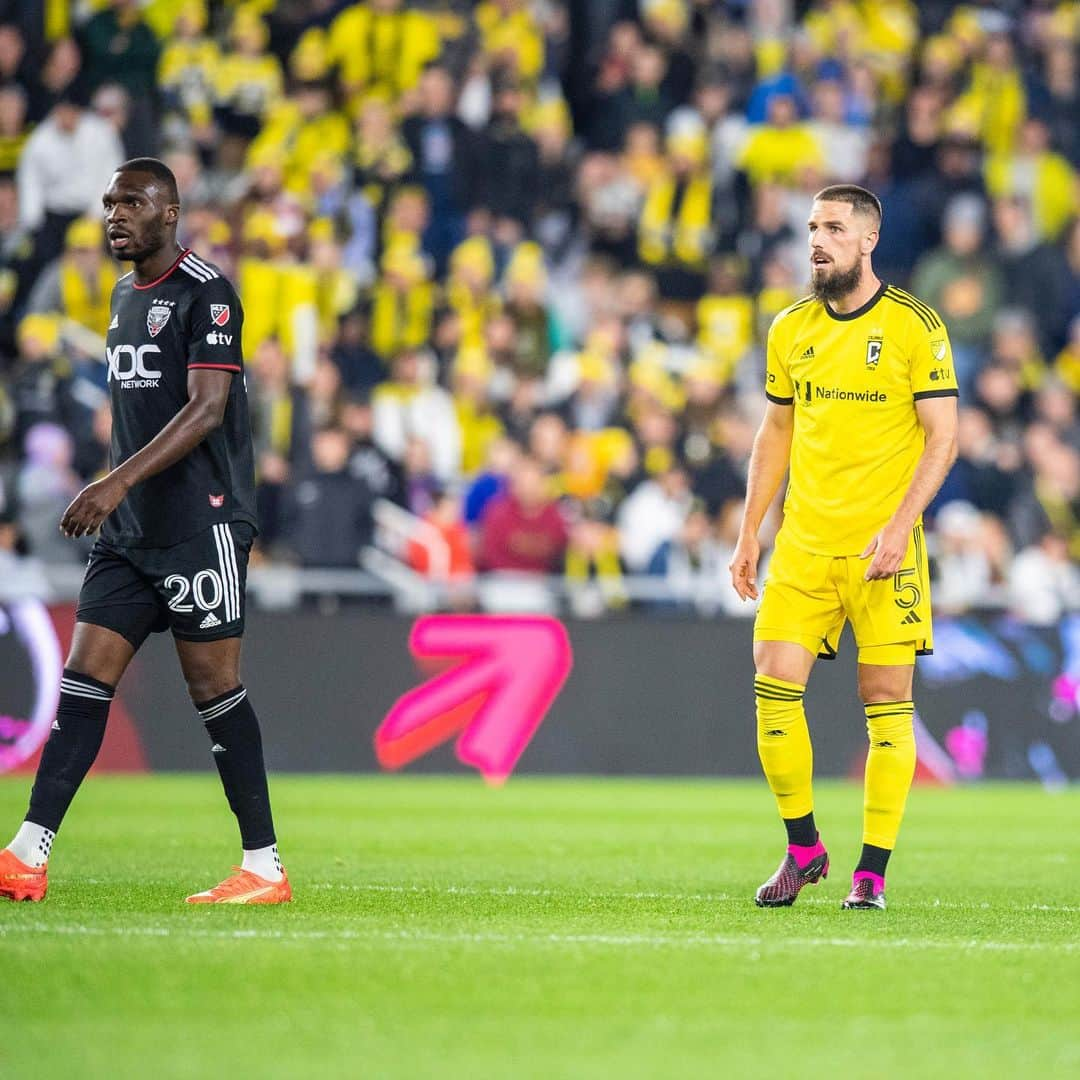 ミロシュ・デゲネクさんのインスタグラム写真 - (ミロシュ・デゲネクInstagram)「Great to win at home.  Amazing atmosphere great to see you all again. Amazing game from the boys 🖤💛 we need to keep it this way. 🦁 mentality  #lionmentality  #believe #workhard #neverstop #football」3月7日 5時47分 - milosdegenek