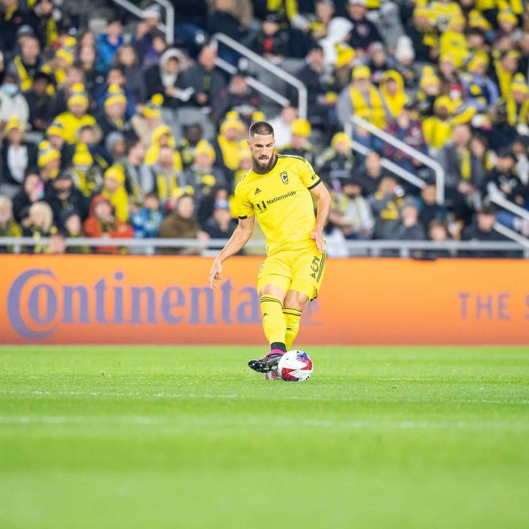 ミロシュ・デゲネクのインスタグラム：「Great to win at home.  Amazing atmosphere great to see you all again. Amazing game from the boys 🖤💛 we need to keep it this way. 🦁 mentality  #lionmentality  #believe #workhard #neverstop #football」