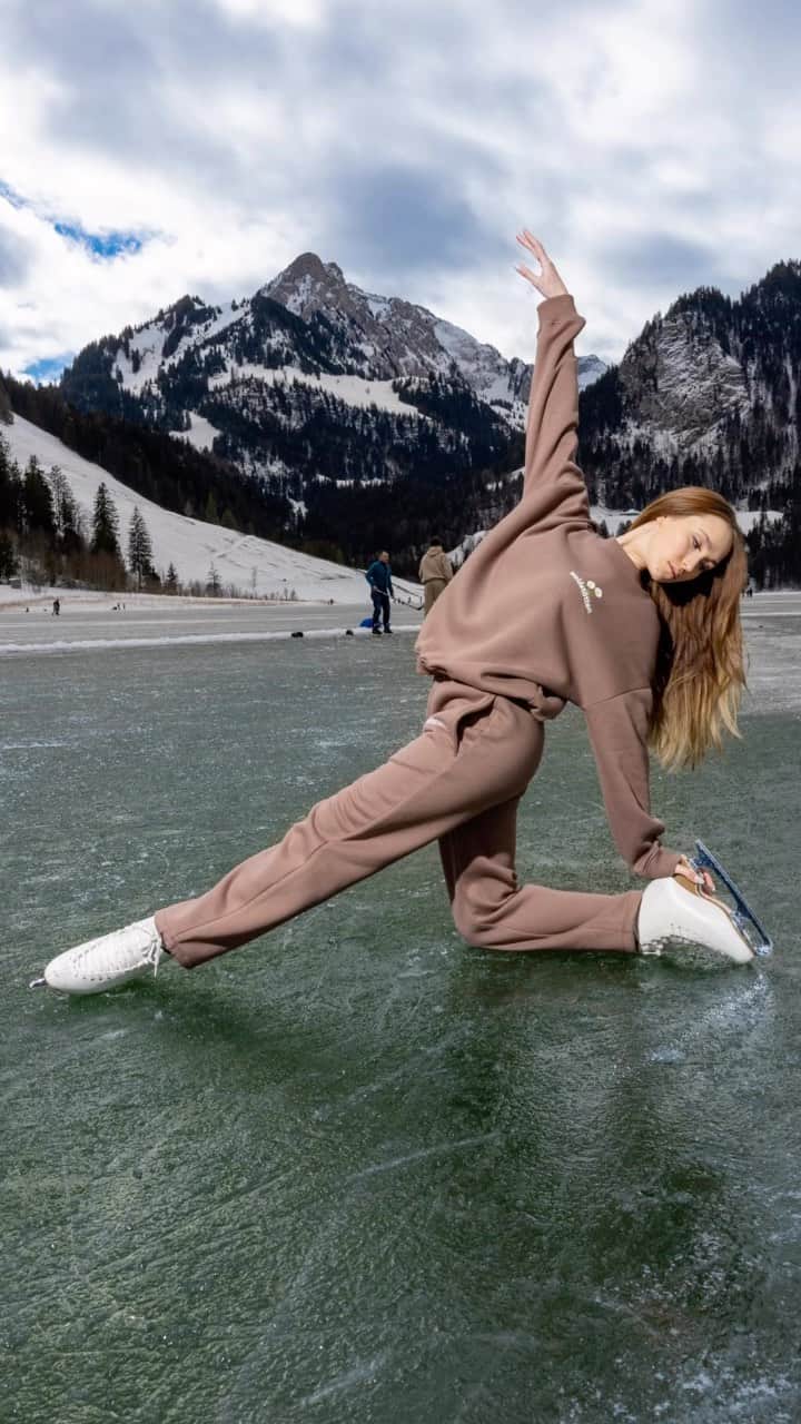 アンジェリーク・アバチキナのインスタグラム：「❄️ 📸✨ Awesome Photo Shoot with my dear Client and Friend Salih, Founder of the Swiss Fashion Brand WALDSTÄTTEN and our great Ice Skater couple Angelique & Romain 🌪️⛸️. Thanks also to our Drone Pilot Nico for the good Mood and Cofy, the German Shepherd for the spontaneous Featuring! 🐕💨 … cool People, cool Brand, cool Location = just let the Magic happen! 😍 #waldstaetten #waldstatten #swiss #fashion #shoot #onthelake #frozenlake #iceskating #models #schwarzsee #lacnoir #blacklake #stemutz #bluefactory #fribourg  #switzerland #shootingpresidentswildanimalsandyou」