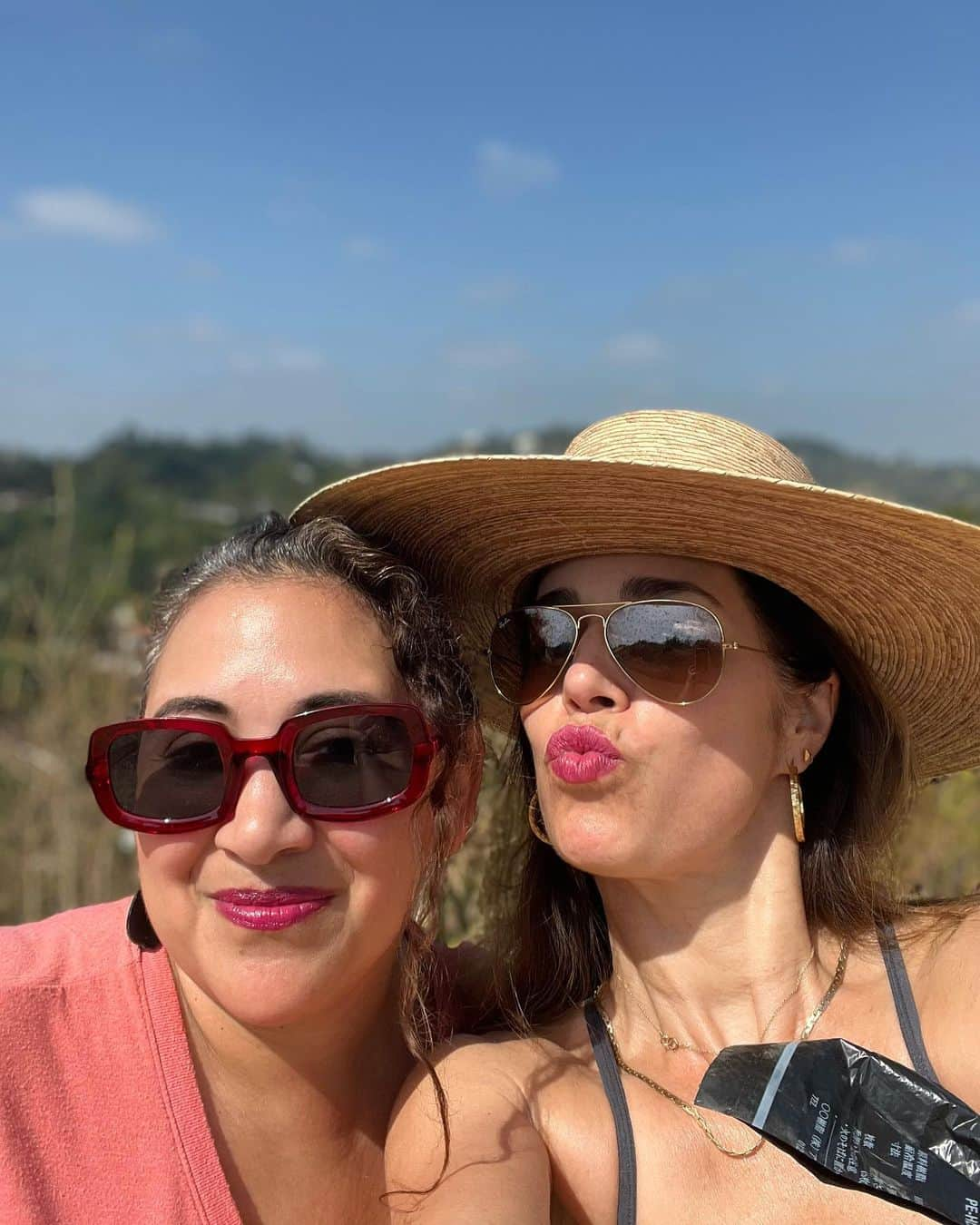 アナ・オルティスさんのインスタグラム写真 - (アナ・オルティスInstagram)「Happy Birthday to my beautiful Boricua Bestie  @genevieveriutort Love you mamita!! 🎉🇵🇷💪🏽💕」3月7日 6時11分 - therealanaortiz