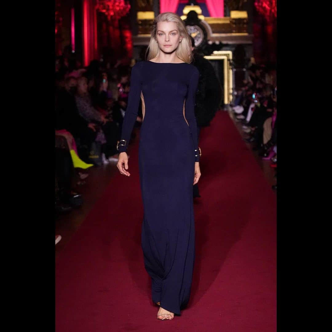 ジェシカ・スタムのインスタグラム：「Dundas 🌹 #PFW #FW23」