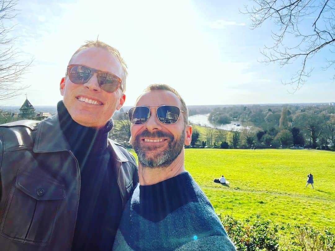 ポール・ベタニーのインスタグラム：「Lovely catching up with my old darling mucker  @charliecondou walks by the Thames, pub lunches and cuddles. Perfect.」