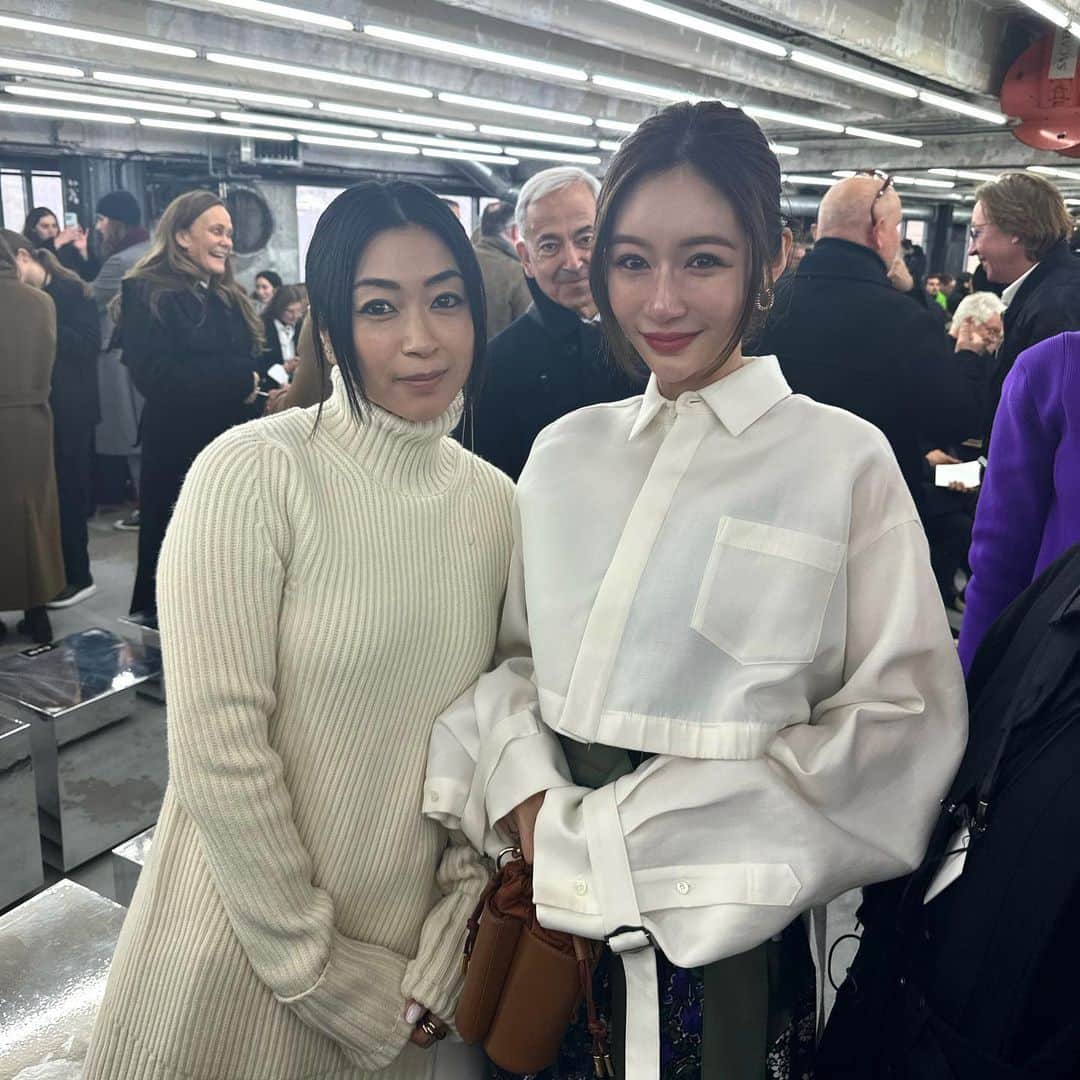 Reikaのインスタグラム：「I met my favorite singer in the entire world 🌍 @kuma_power ❤️ Such an honor✨legend 😭❤️  宇多田ヒカルさんが @sacaiofficial のショーにいらっしゃってました😭 お話ししてる最中泣いてしまったので お写真では涙目なんですが😅  曲も全て love なのはもちろんなんだけど😭 同じ学校の先輩だったんですが、 インター出身の私は日本語がすごく下手で💦 当時英語と日本語を両方使いこなしてる方が全然いなく、その時に宇多田さんがデビューされて。 日本語をちゃんと勉強しようと思ったきっかけだったり。 英語と日本語ごちゃ混ぜにしてても良いんだ✨って自分を受け入れるきっかけにもなったり。 何度も歌詞にも救われたり 勇気をいただいたり ちょっと想いが詰まりすぎて伝えきれないのですが、、 ともかくお会いできて光栄です❤️ すごく優しくて素敵すぎるお方  thank you 📷 @keiji_papa_」