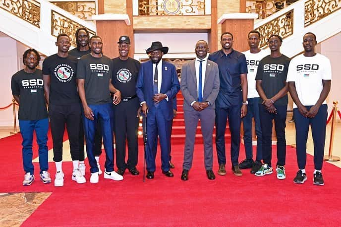 ルオル・デンのインスタグラム：「Good Leaders Recognize People; Great Leaders Appreciate Them. Always an honor to visit our President. 🇸🇸 🙏🏿   Every leader of people understands that recognizing individuals/teams when they are deserving motivates the rest.  #southsudan #basketball #inspiring #leadership   @ssbfed」