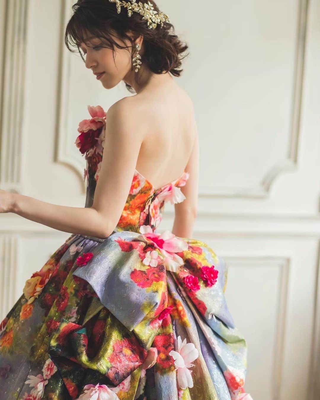 yumikatsuraさんのインスタグラム写真 - (yumikatsuraInstagram)「* まるごとドレス1着をキャンバスに見立てて柄をおこしたようなスペシャル＆オリジナルのプリントドレス♡ ⁡ 美しい輝きを放つベースのラメジャガード地にプリントの色彩が幻想的な世界観を生み出し、さらにアーティスティックな花々をプラスする事で他にはない豪華さを演出。 ⁡ 360度どこから見ても違った表情を見せるこのドレスは、お色直しの入場シーンでゲストの心を一瞬で掴んでしまうことでしょう💐 ⁡ ＊～＊～＊～＊～＊～＊～＊～＊～＊～＊～＊～＊～＊ ⁡ ユミカツラフォト公開中📸 @yumikatsuraphoto もぜひフォローしてくださいね♪ . @yumikatsurajapan  #ウエディングドレス #ウエディングドレス選び #前撮り #前撮りドレス#結婚式ドレス #プレ花嫁準備 #プレ花嫁𝟤𝟢𝟤3 #フォトウエディング #フォトウエディングドレス #運命のドレス #ウエディングドレス試着 #ウエディングフォト #桂由美 #桂由美ドレス #𝗒𝗎𝗆𝗂𝖻𝗋𝗂𝖽𝖾𝗌 #𝗒𝗎𝗆𝗂𝗄𝖺𝗍𝗌𝗎𝗋𝖺 #プレ花嫁応援 #おしゃれ花嫁 #後撮り#大人花嫁 # ホテルウエディング #レースドレス　#プリンセスドレス #運命の一着 #カラードレス　#カラードレス試着 #カラードレス選び」3月7日 8時06分 - yumikatsurajapan