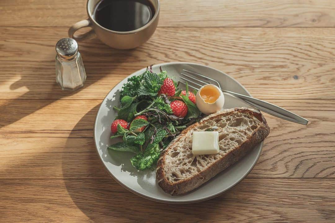 Nanaのインスタグラム：「少し前の朝食  産直の野菜と苺のサラダ、烏骨鶏の半熟卵、お気に入りのBANKのサワードゥブレッド  #朝食 #料理写真 #テーブルフォト #写真で紡ぐ暮らしの時間  #自然光撮影  #暮らしを楽しむ」