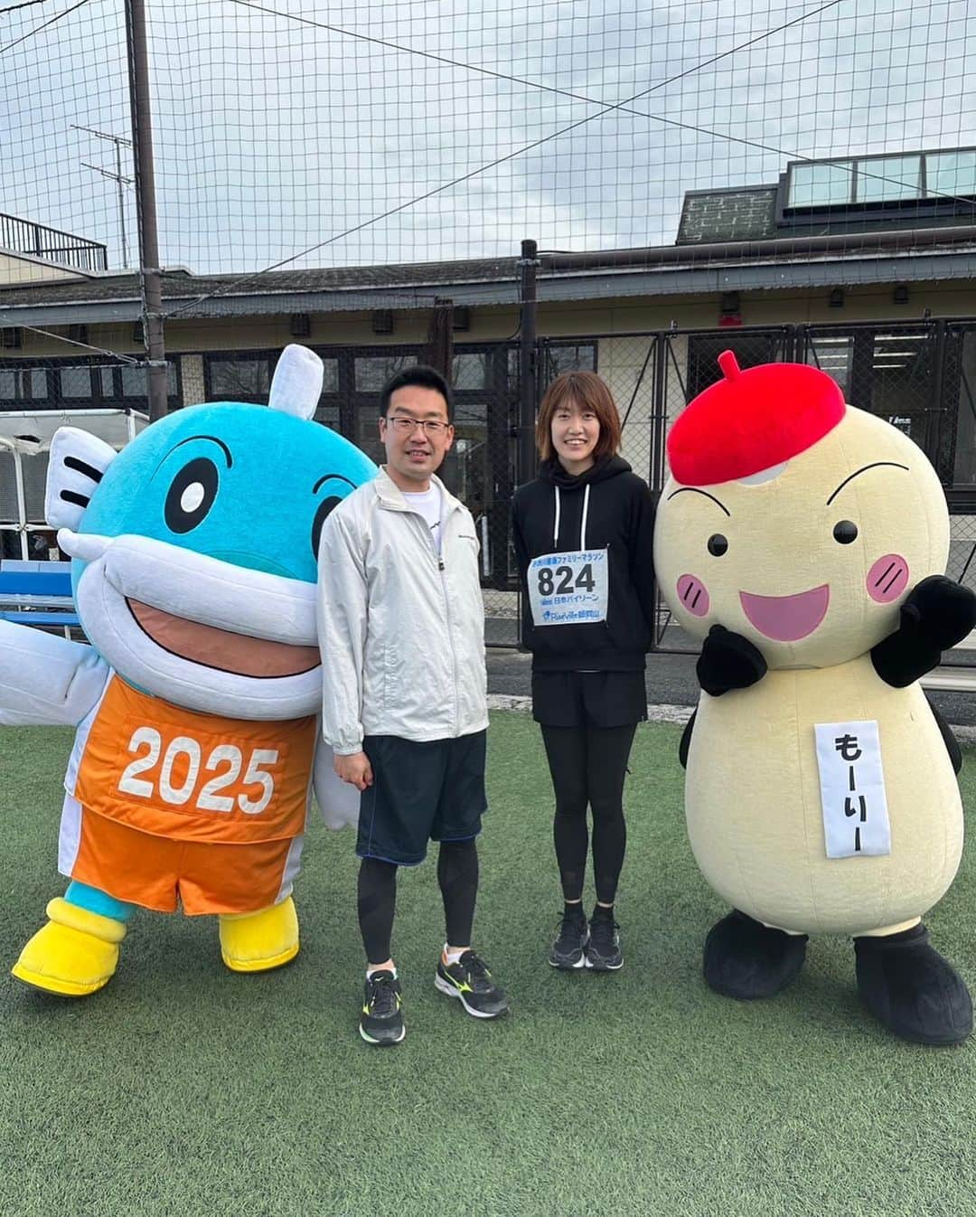 我孫子智美のインスタグラム：「2023.03.05  野洲川健康ファミリーマラソン スターター＆ゲストランナーとして参加しました！  第40回目ということで、歴史ある大会です。  3歳くらいの子から大人までがみんなで頑張る2キロの部と、 野洲川を感じながらしっかり頑張る5キロの部があります。  私は(もちろん)2キロの部。 スターターをした後、 守山市の森中市長と一緒に走らせていただきました！  2キロの部は、タイムは関係なく、とにかくみんなで完走を目指すんですが、 ちびっ子含めそれぞれのペースで楽しく応援し合いながら走るっていう、こういうのも本当にいいなと思いました☺️ ちゃんと完走証ももらえます！  5キロの部は、最初の走り方教室に皆さんと参加し、その後走…ったのは600mくらい😂 折り返し地点が途方もなく向こうだったので、、皆さんをお見送りしました笑  色んなブースもあったりで、とても楽しいイベントでした！ ずっと続いてほしい、そしてこういうイベントがもっと増えたらいいな🍀  参加させていただきありがとうございました！  #守山市  #野洲川  #野洲川健康ファミリーマラソン  #しがスポーツ大使」